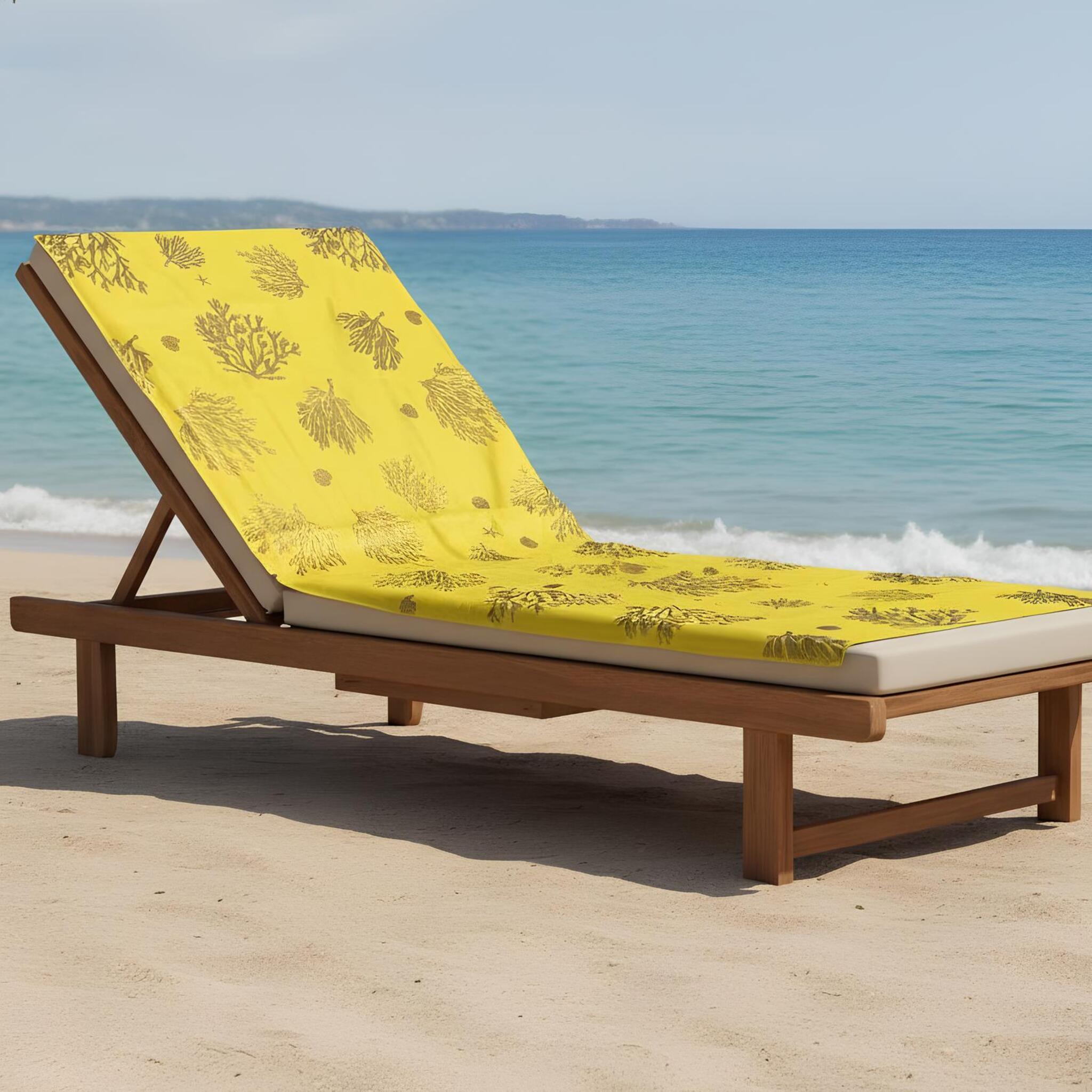 telo mare microfibra giallo con stampa coralli stelle marine su lettino spiaggia