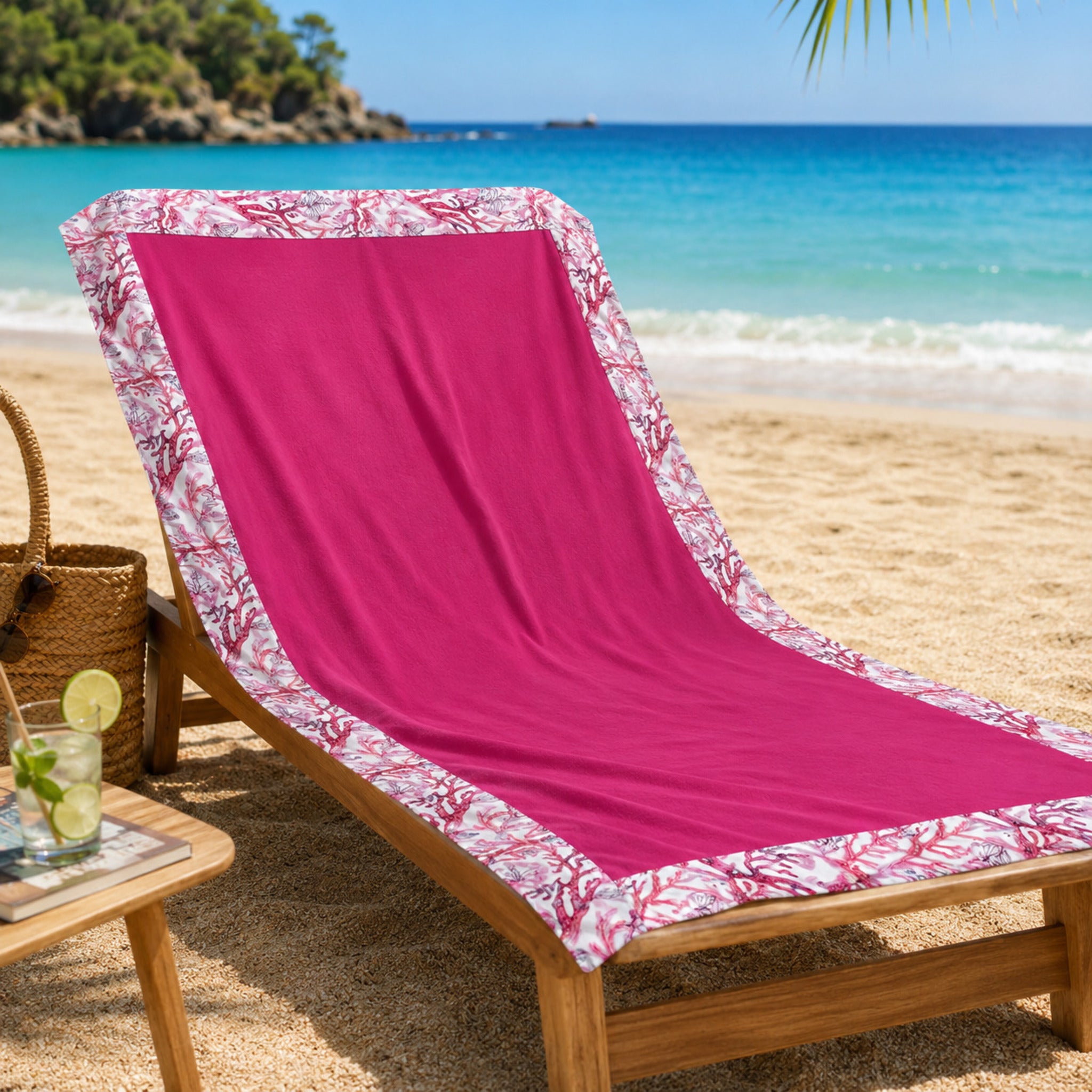 Telo mare in microfibra Fancy Home Ventotene fucsia con fantasia coralli su lettino in spiaggia