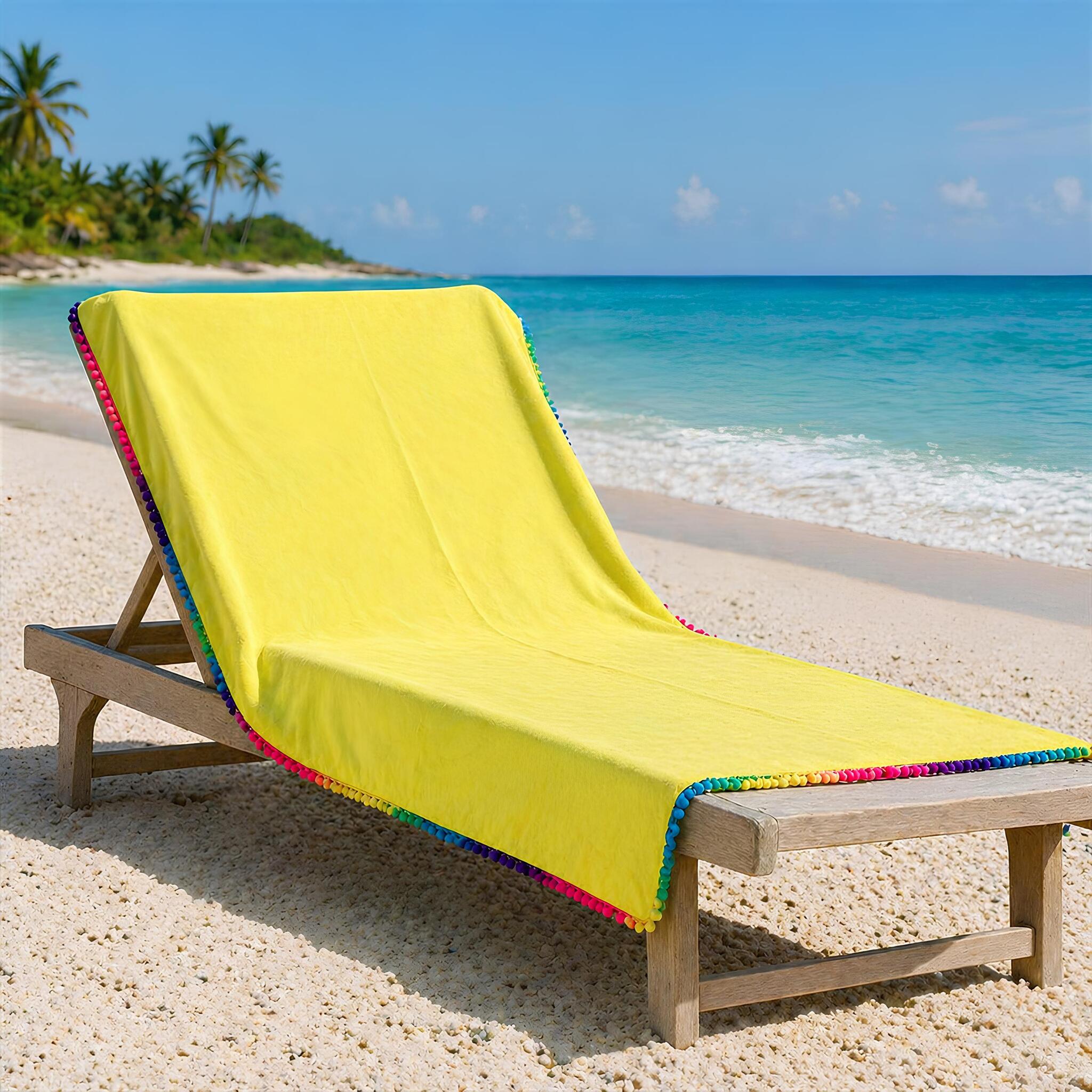 telo mare microfibra giallo con pon pon colorati su lettino spiaggia