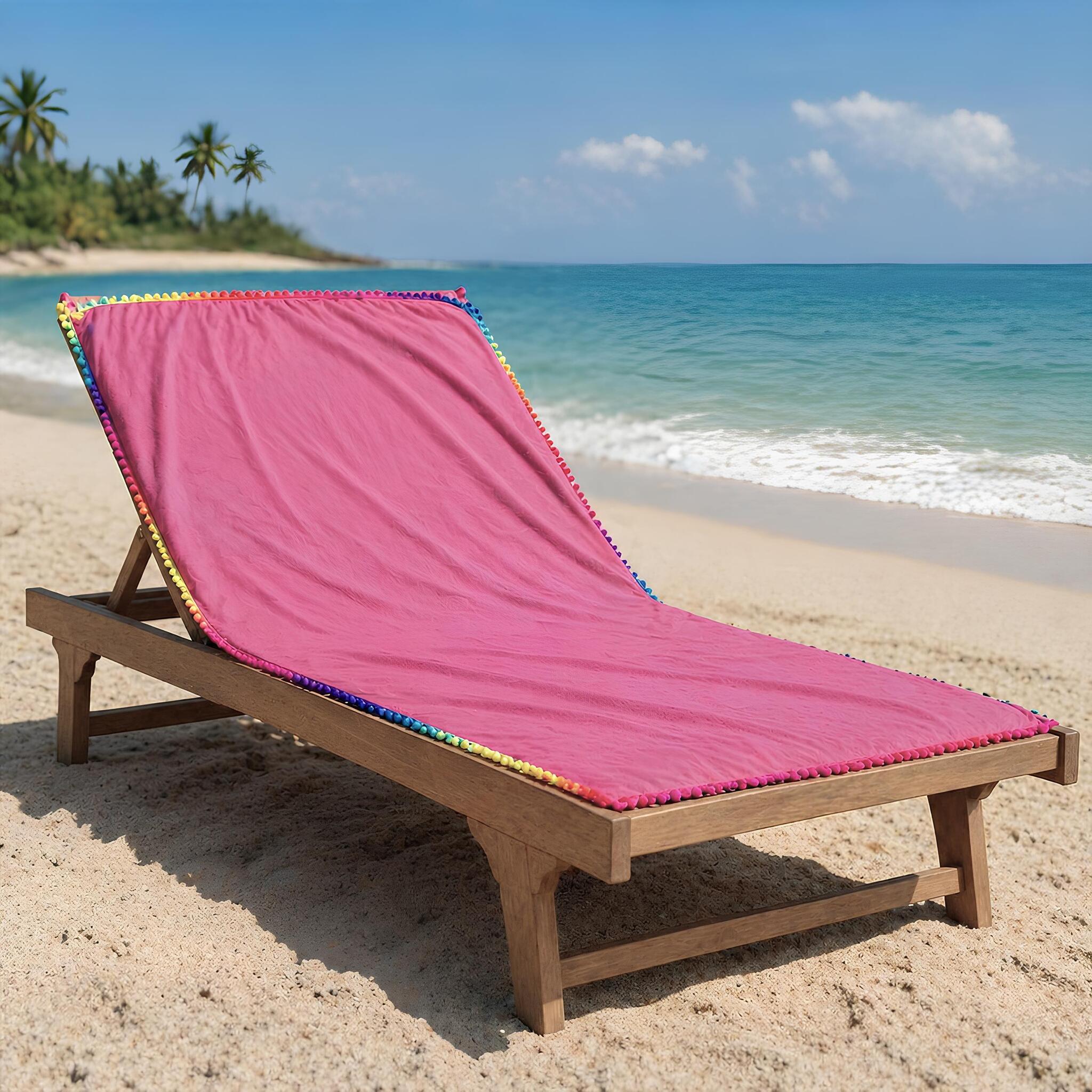 telo mare microfibra rosa con pon pon colorati su lettino spiaggia