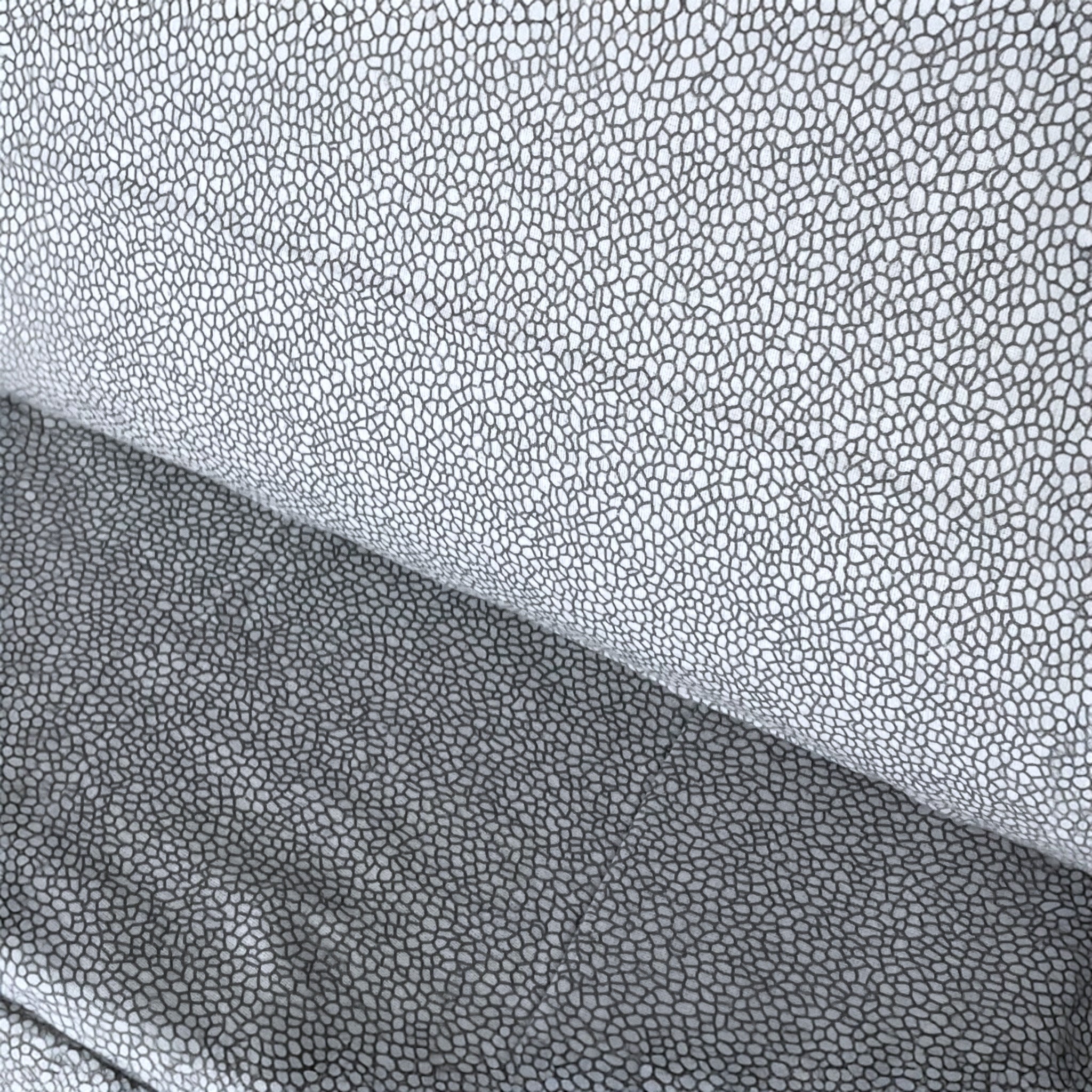 Dettaglio del tessuto in flanella 100% cotone con fantasia micro-pattern Rebecca Home Nicol grigio