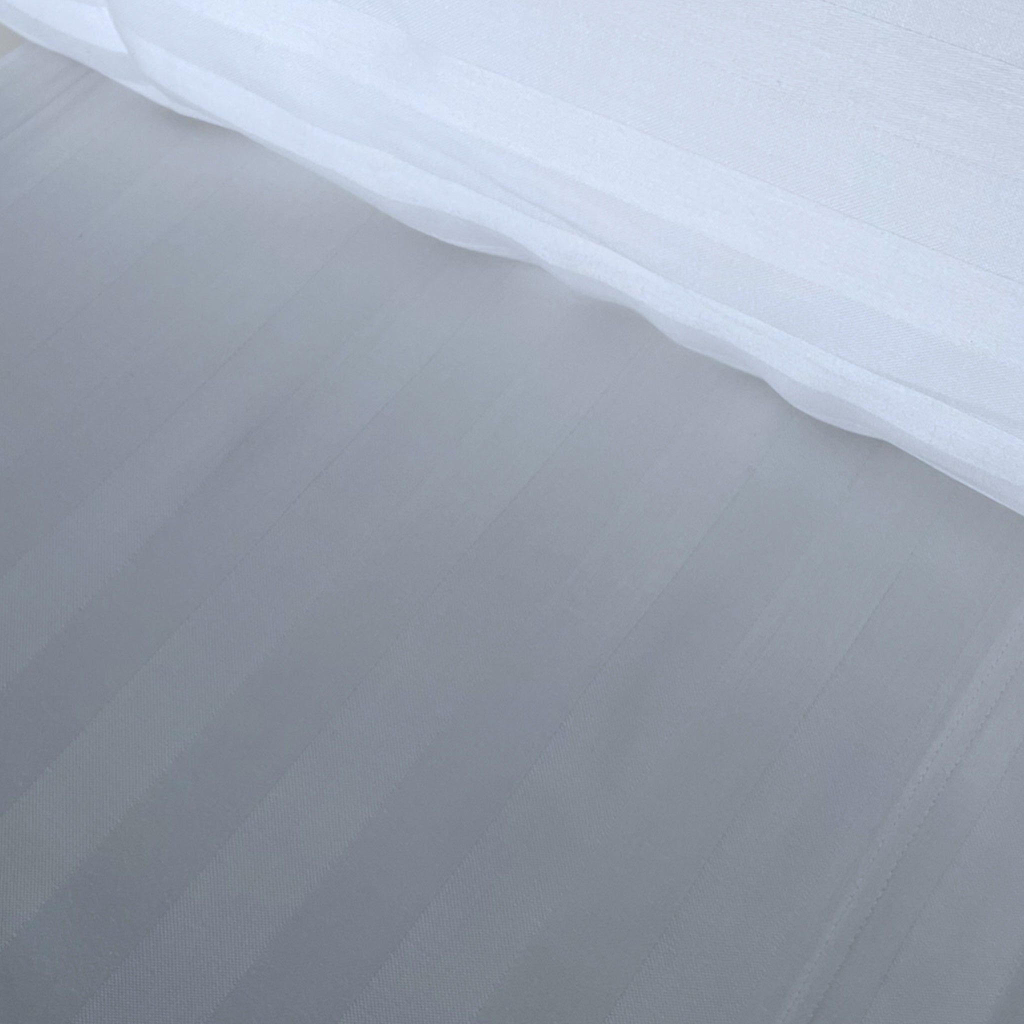 Dettaglio del tessuto bianco Zambaiti Raso in cotone jacquard con righe tono su tono