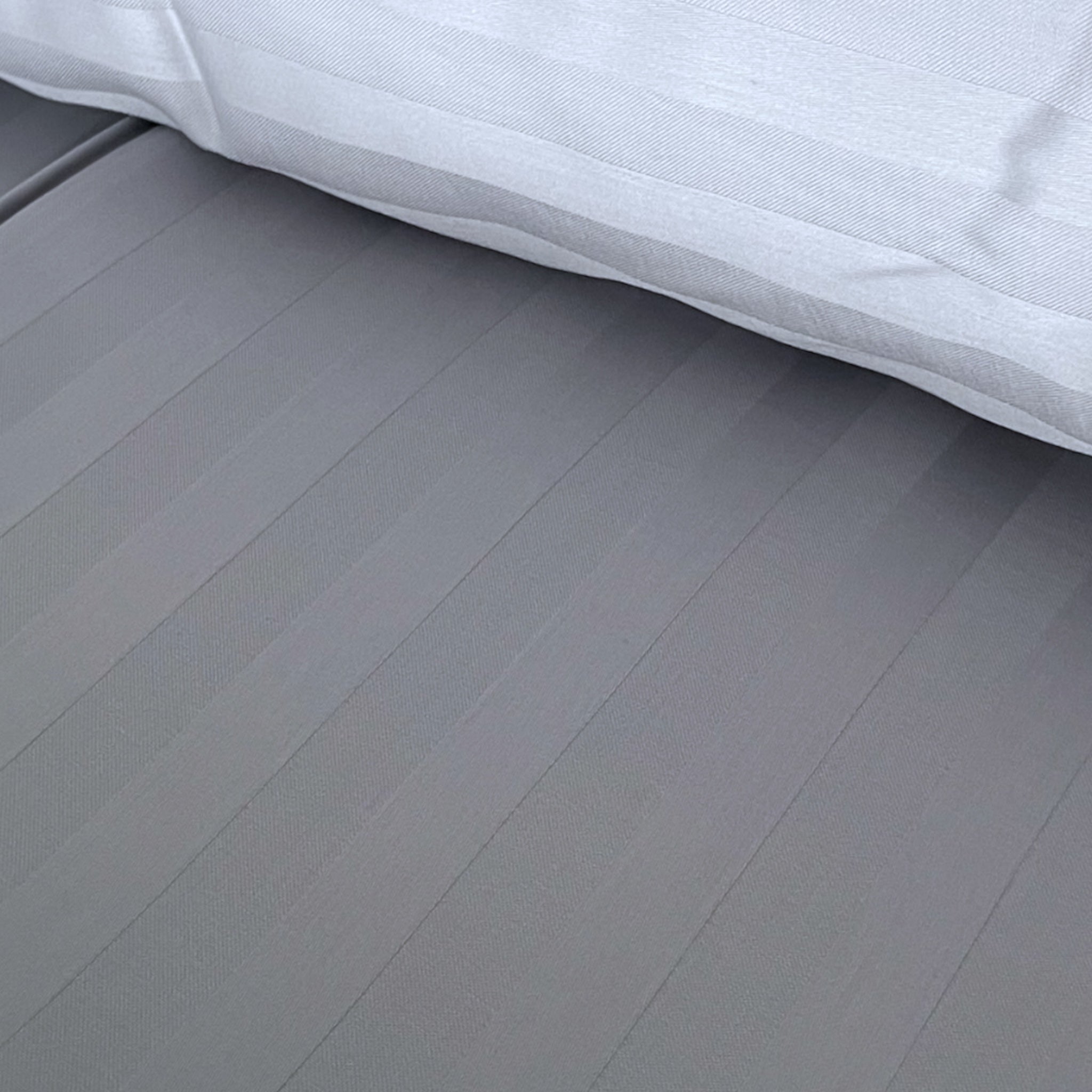 Dettaglio tessuto Zambaiti Raso ghiaccio con elegante lavorazione jacquard rigata