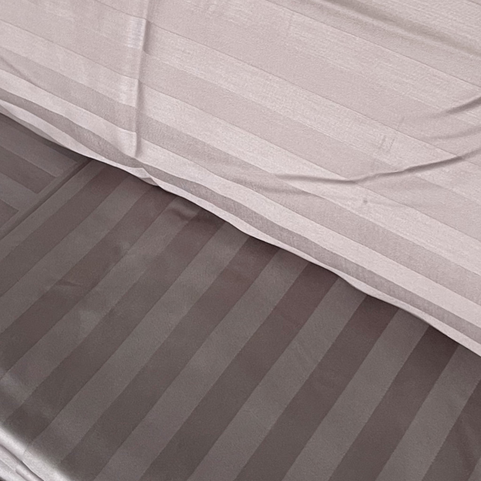 Dettaglio del cotone jacquard Zambaiti Raso tortora con lavorazione rigata tono su tono