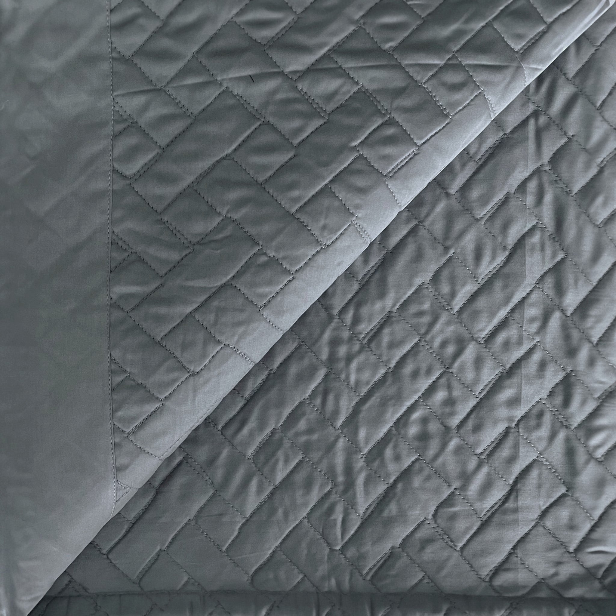Macro trapuntatura geometrica copriletto Rebecca Home Helen grigio
