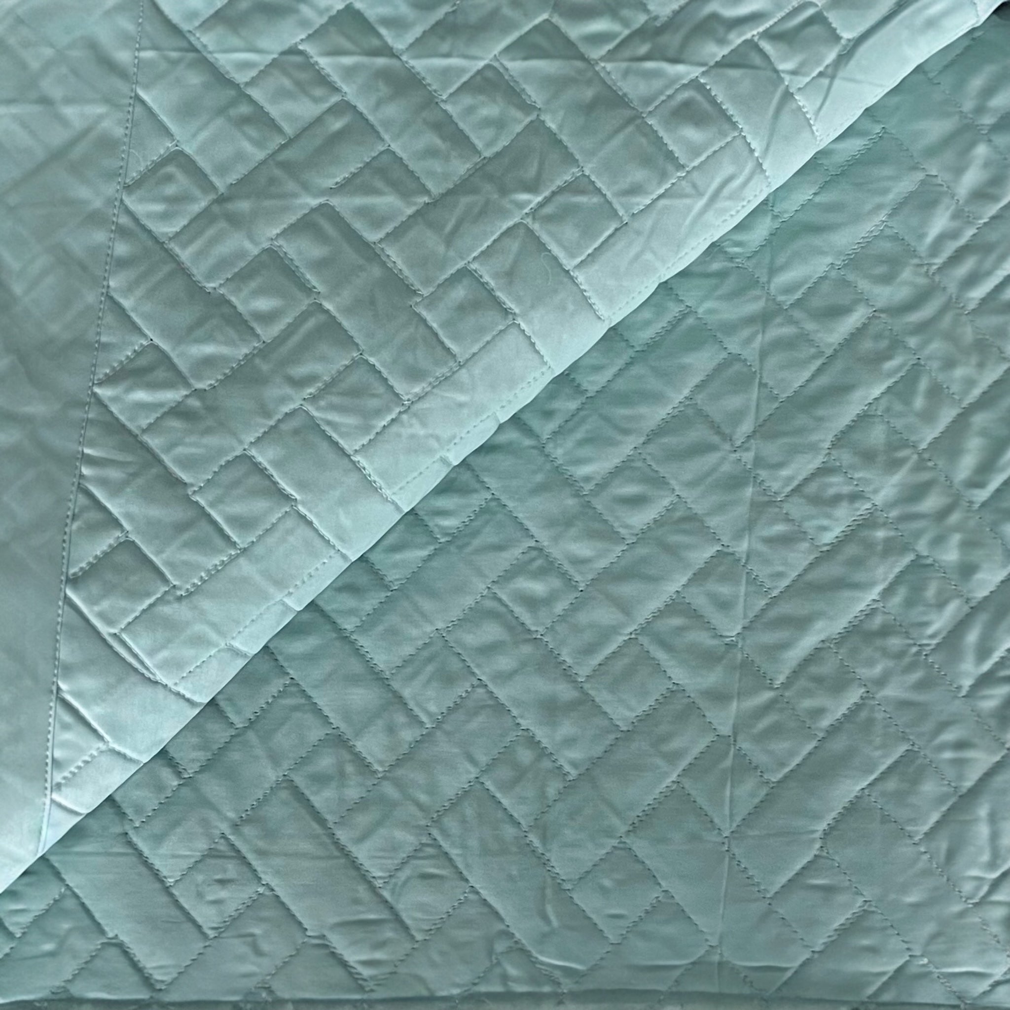 Macro trapuntatura geometrica copriletto Rebecca Home Helen acqua