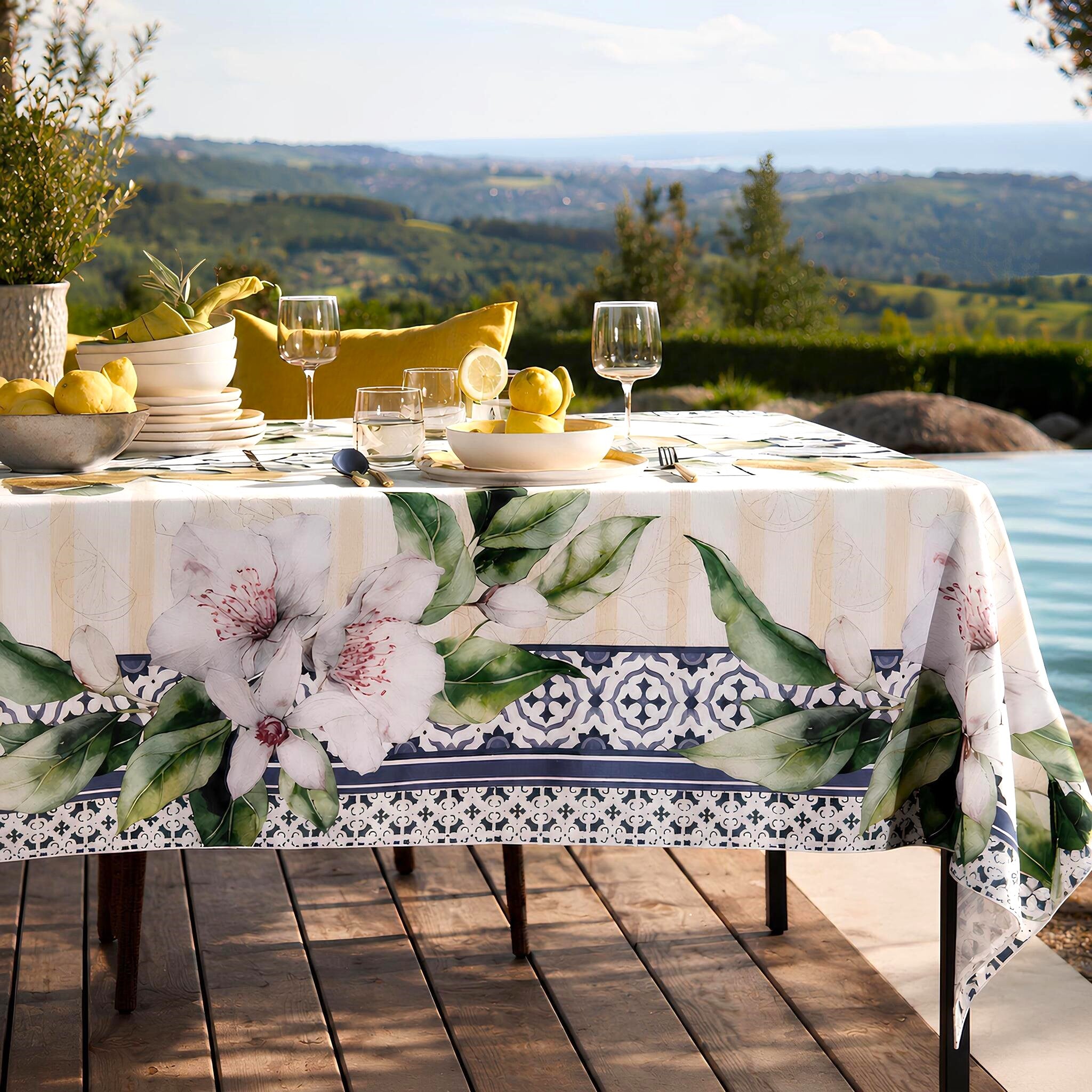 Tovaglia antimacchia Maison Sucrée Art Maiori Eterna ambientata stile mediterraneo