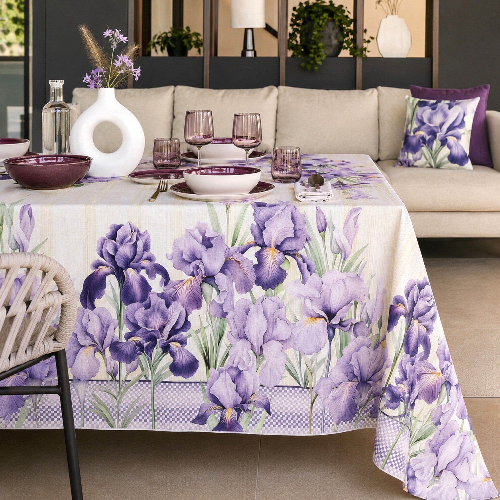 Tovaglia antimacchia Maison Sucrée Art Rinascita con fantasia iris lilla e viola ambientata su tavola elegante