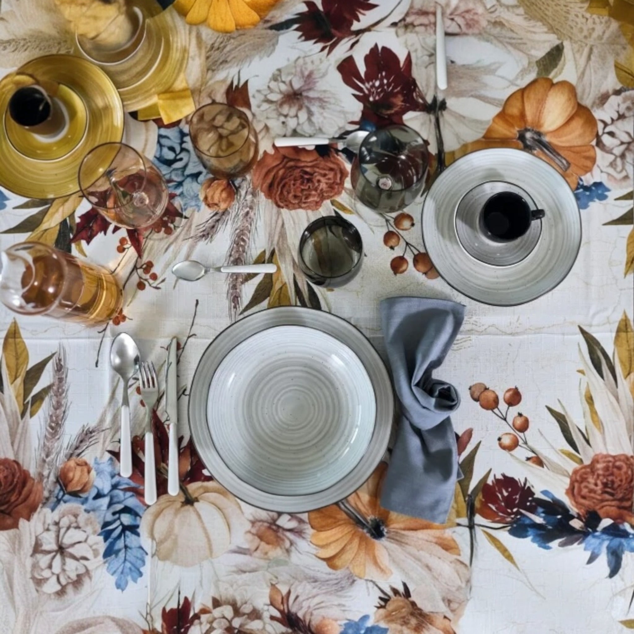 Fantasia autunnale con zucche e fiori della tovaglia Maison Sucrée Art Zucche