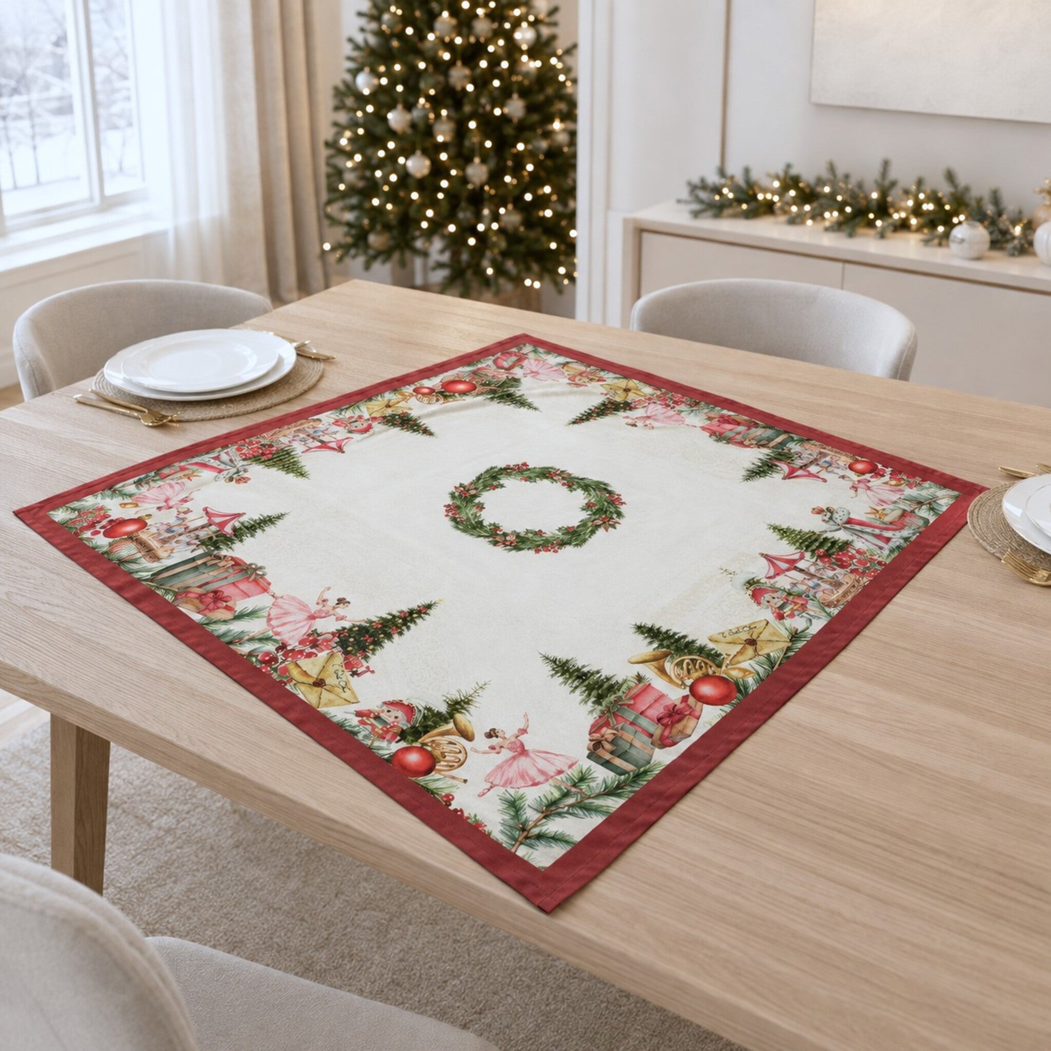 Tovaglia centrotavola natalizia Plume Sogno di Natale 90x90 cm ambientata sul tavolo