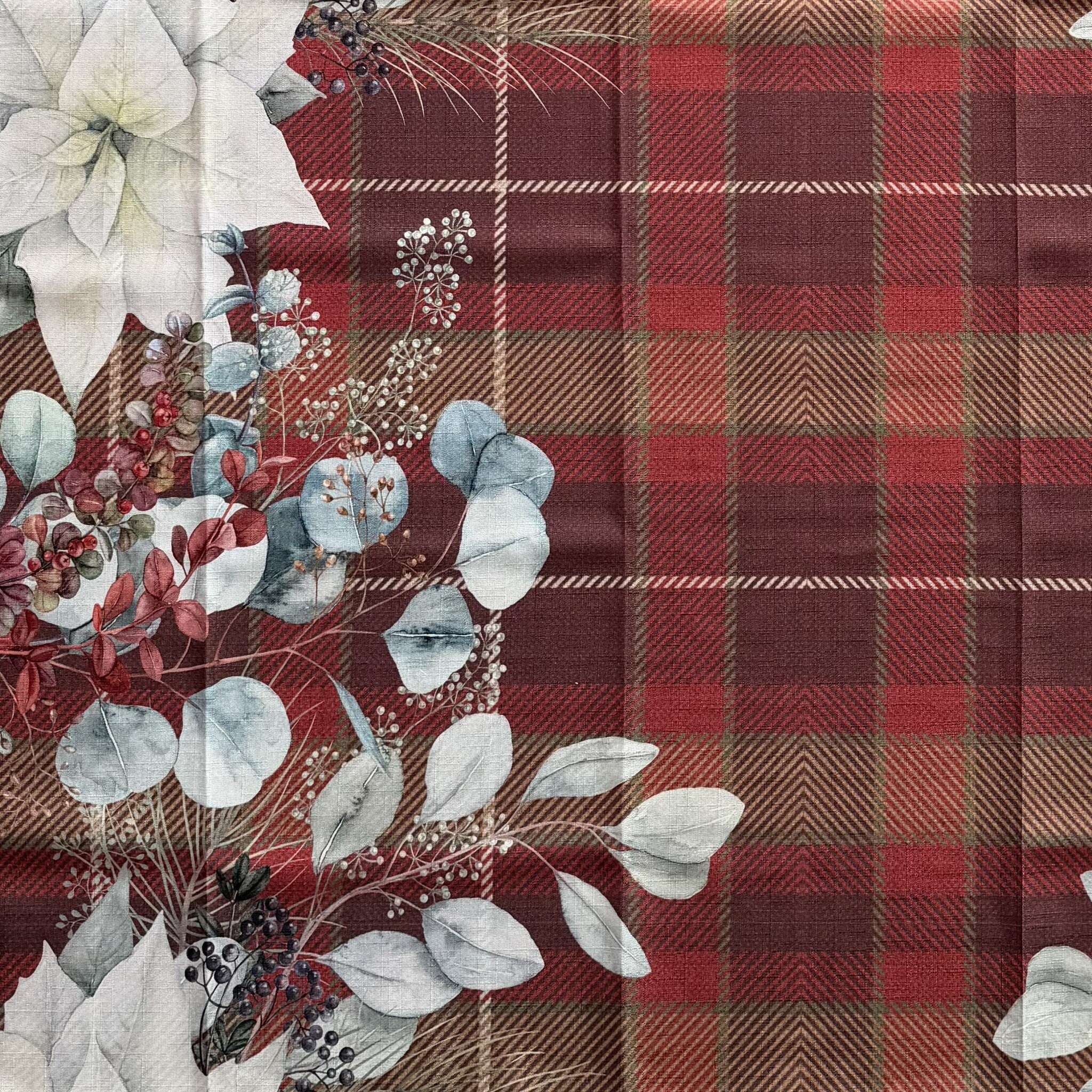 Dettaglio della fantasia Rosso Tradizione con tartan rosso e bordeaux, stelle di Natale avorio, foglie azzurrate e bacche.
