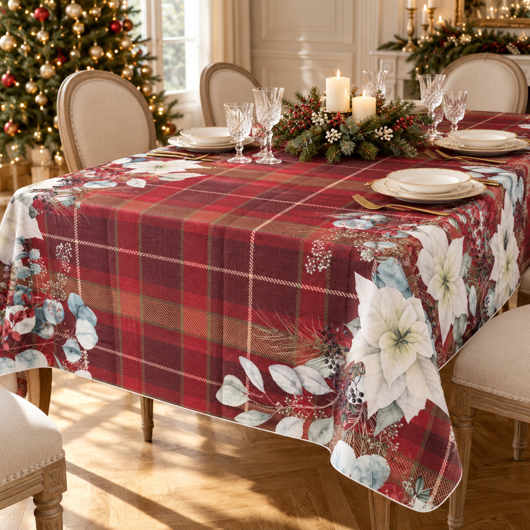 Tavola natalizia con tovaglia Maison Sucrée Rosso Tradizione, centro tartan rosso e bordi con stelle di Natale chiare e bacche.