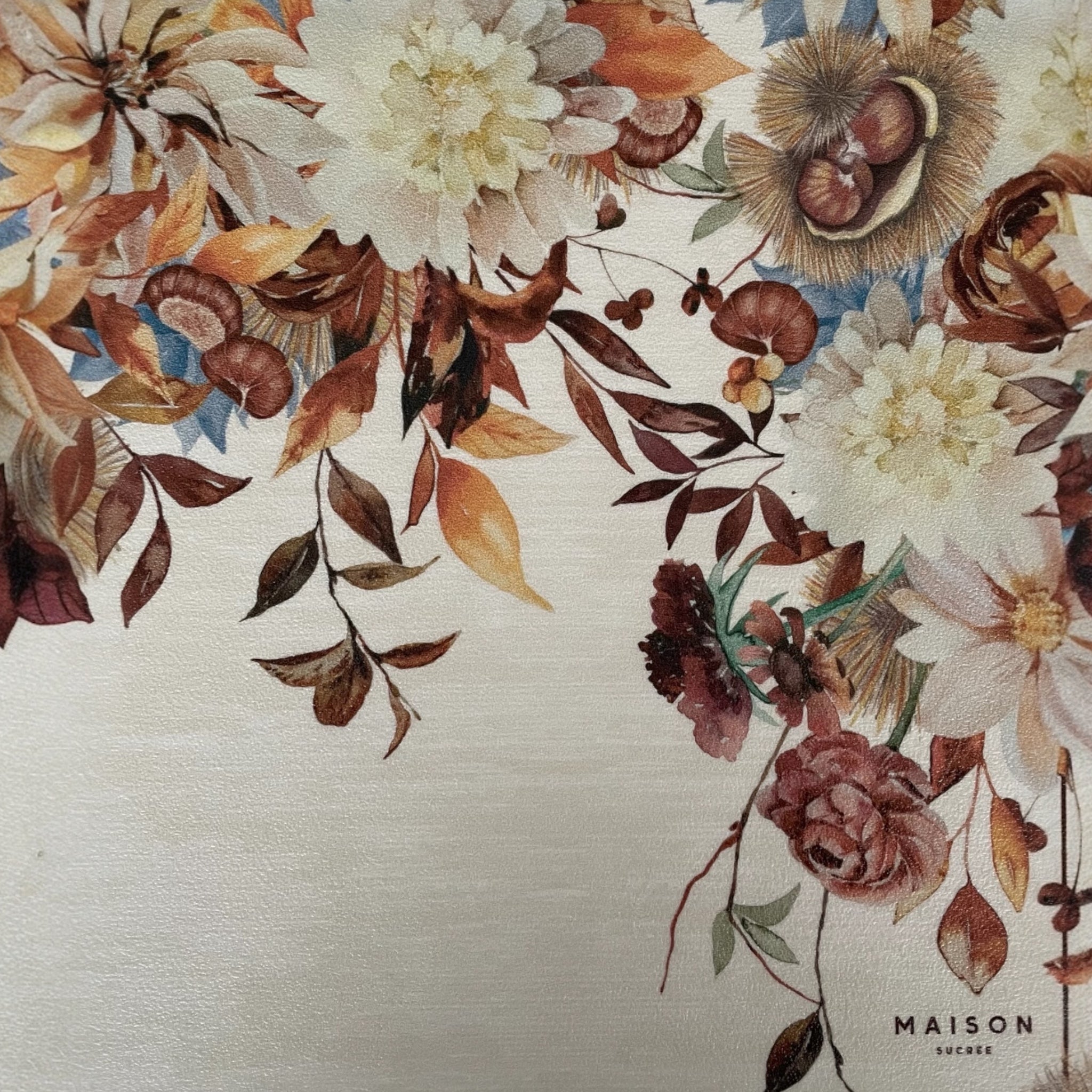 Dettaglio fantasia castagne Maison Sucrée con foglie autunnali fiori decorativi e castagne su tovaglietta americana