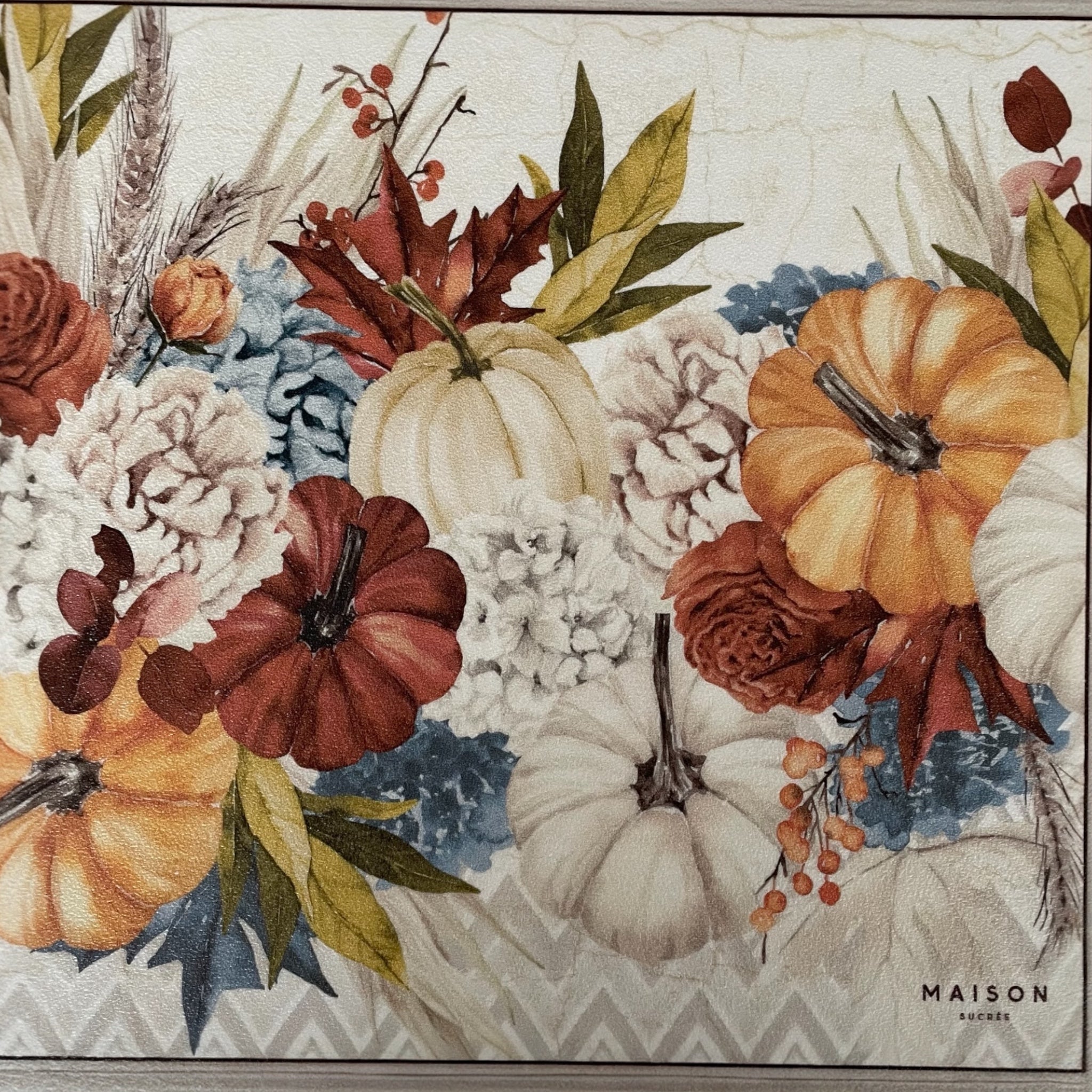 Dettaglio fantasia autunnale Maison Sucrée con zucche decorative fiori e foglie dai colori caldi
