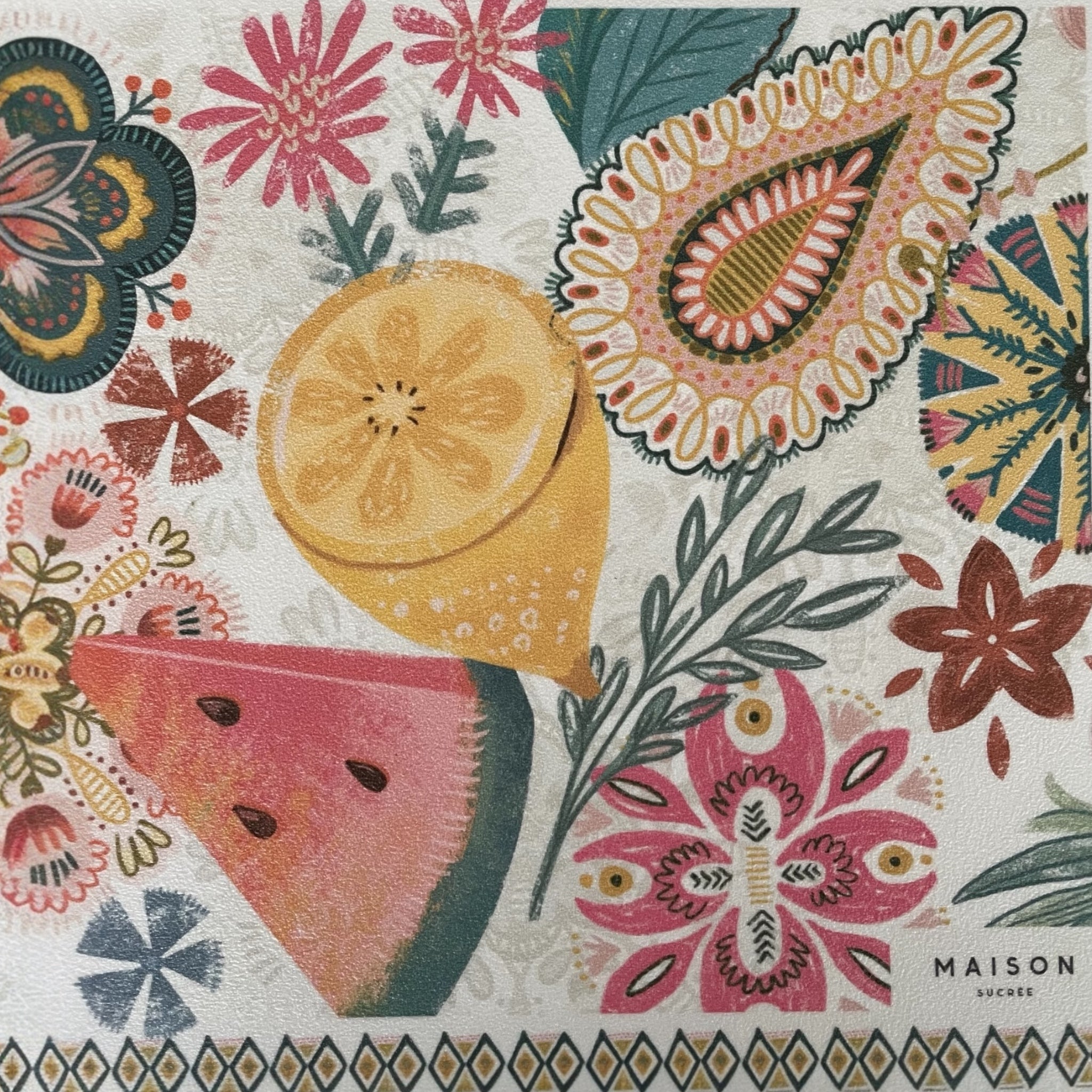 Dettaglio fantasia Latina Maison Sucrée con limone anguria decorazioni floreali e motivi ornamentali mediterranei