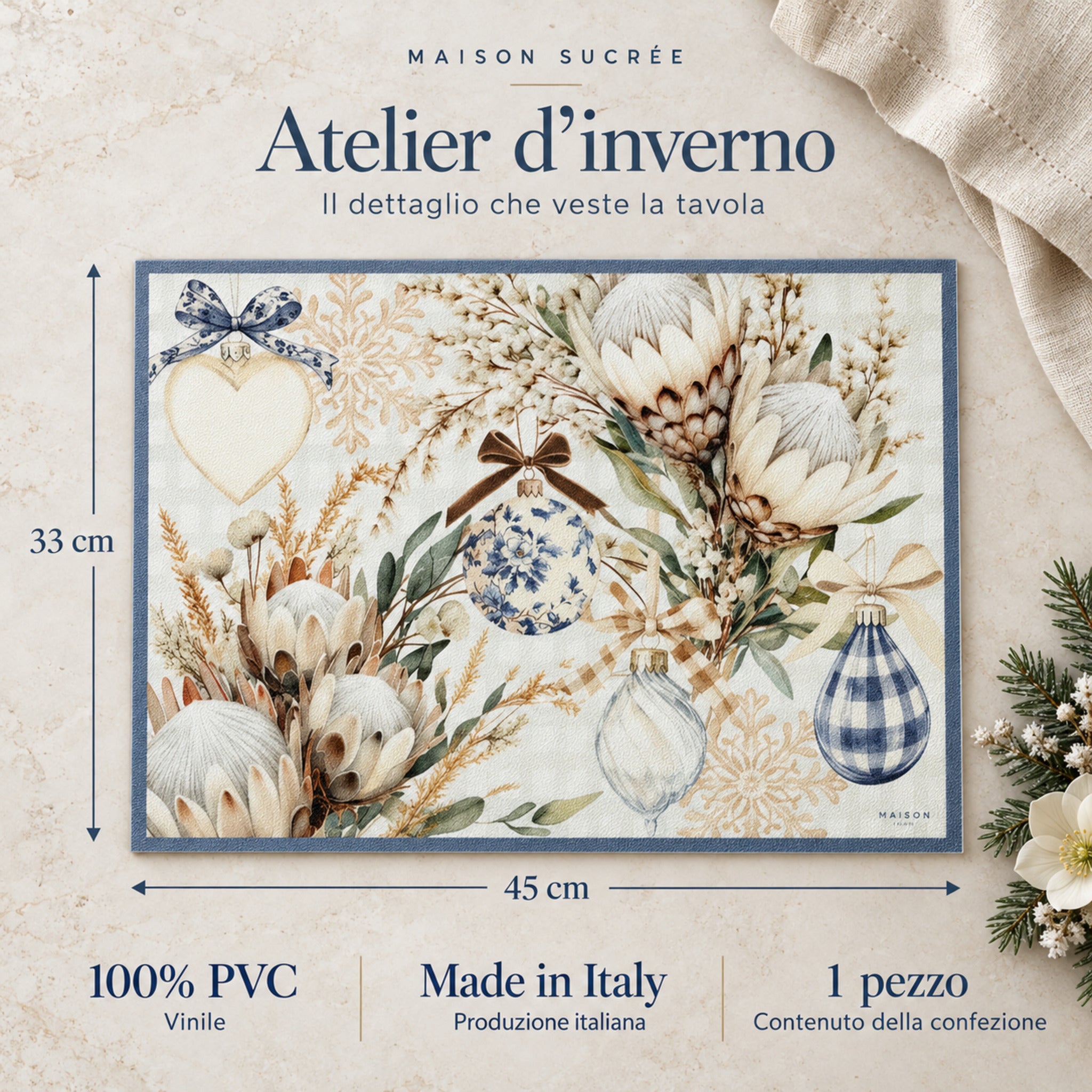 Vista completa della tovaglietta Atelier d’inverno con fiori, decorazioni natalizie e bordo blu, con misure 33x45 cm.
