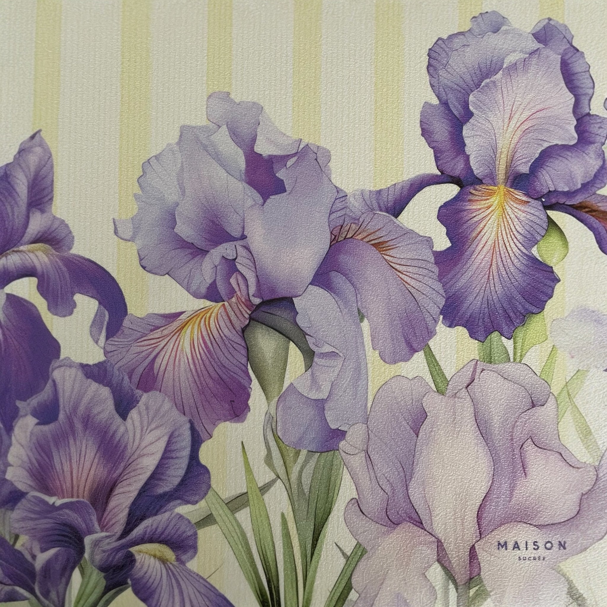 Dettaglio fantasia iris lilla Maison Sucrée con grandi fiori decorativi su tovaglietta americana in PVC