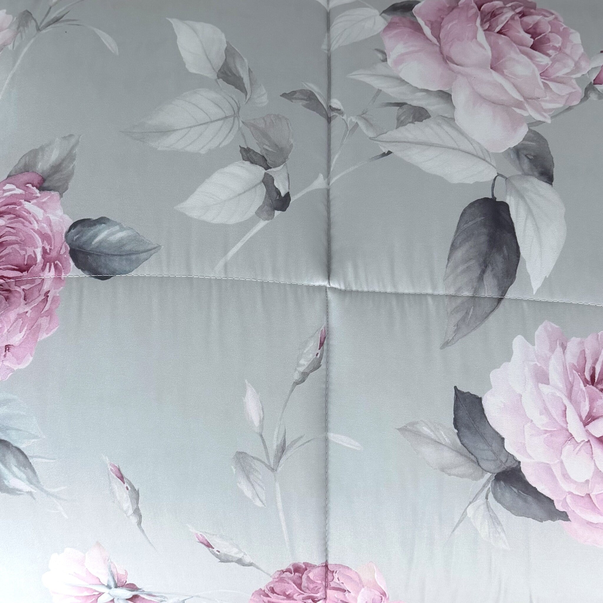 Dettaglio della stampa digitale Bella Rosa con petali rosa sfumati, foglie grigie e cuciture della trapuntatura