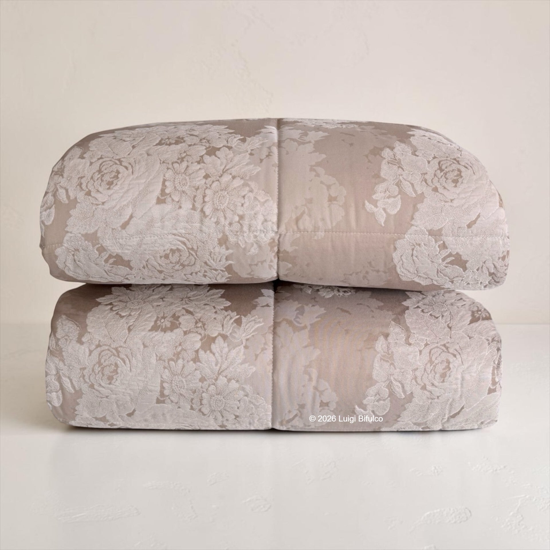 Trapunta Caleffi Gloria colore Biscotto piegata con motivo floreale in raso jacquard