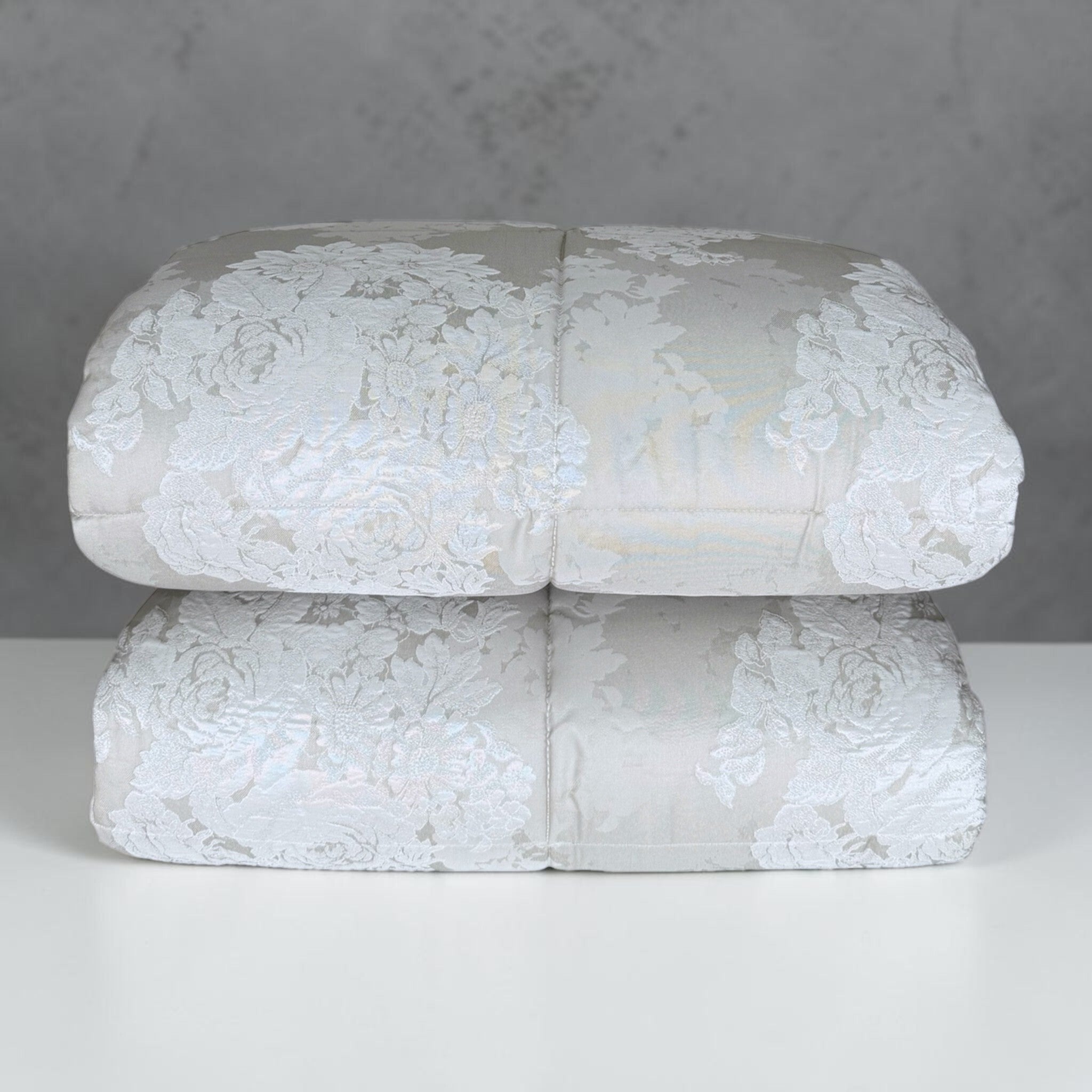 Trapunta Caleffi Gloria colore ghiaccio piegata con motivo floreale in raso jacquard