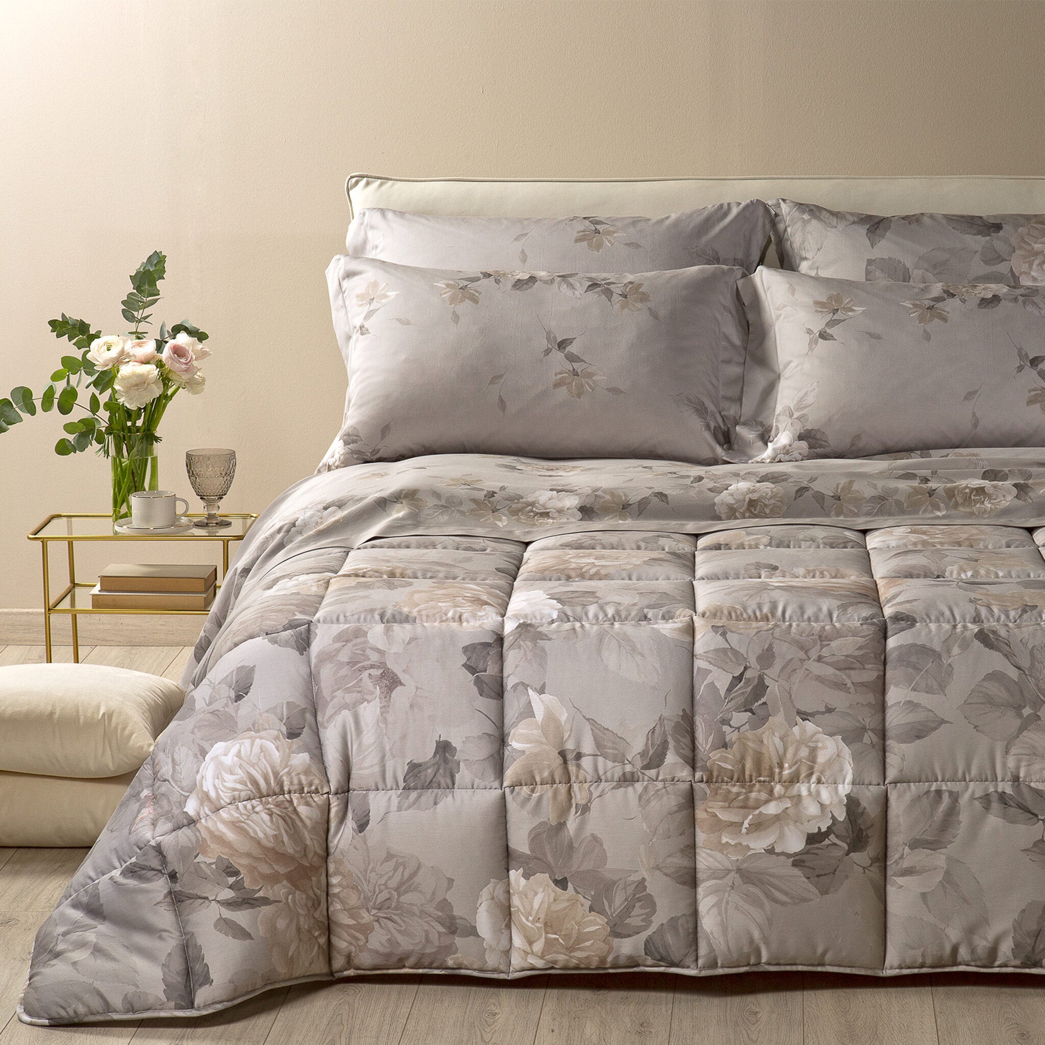 Trapunta matrimoniale Caleffi Rosa Alba ambientata su letto matrimoniale elegante
