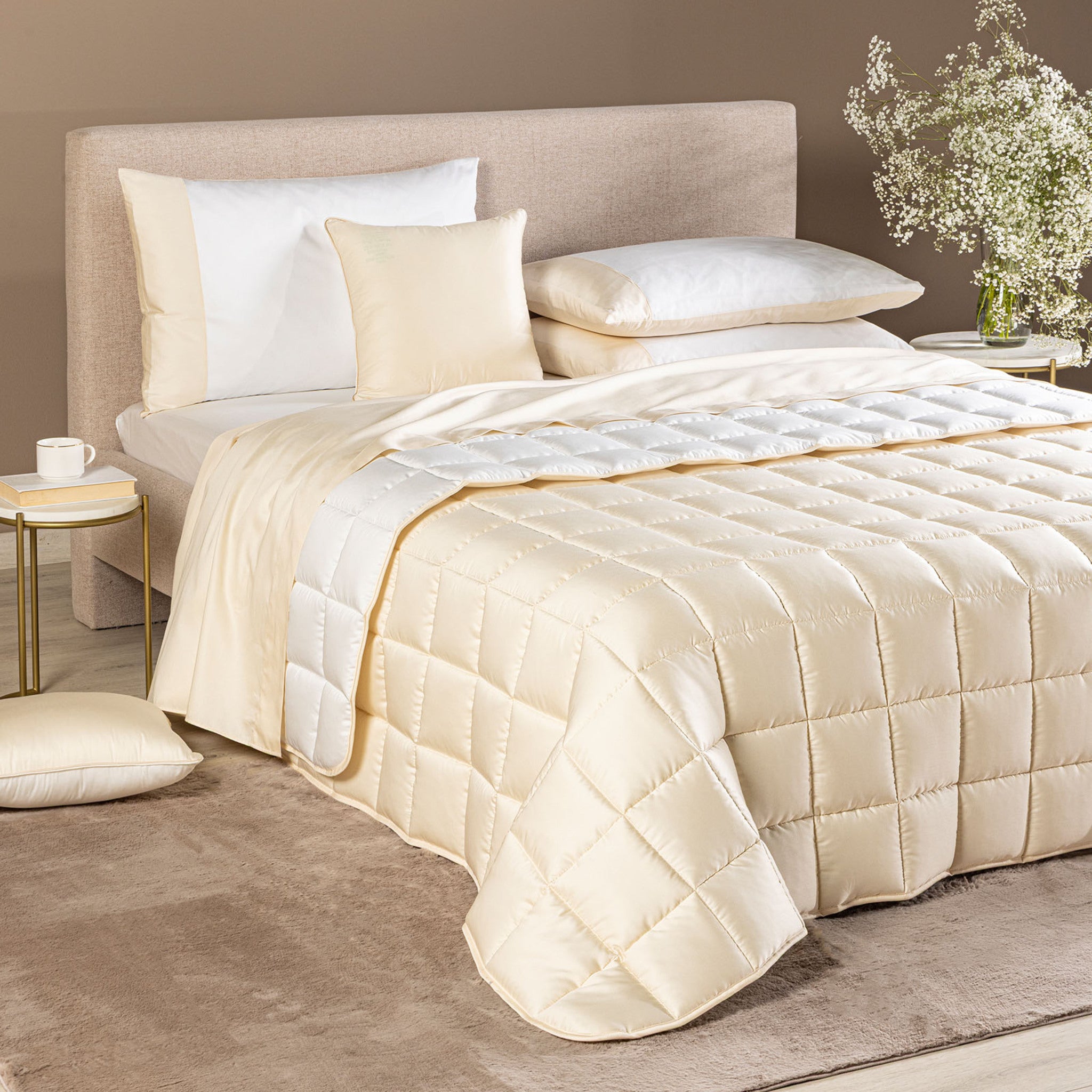 Trapunta Caleffi Suite Double avorio su letto matrimoniale elegante