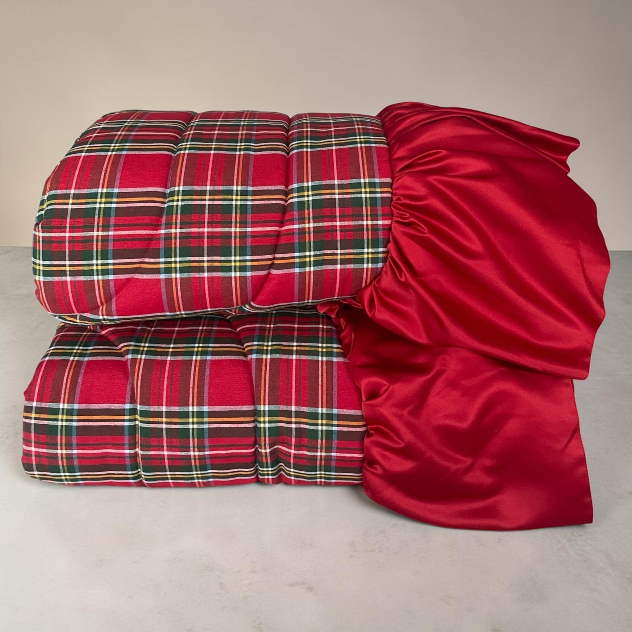 Trapunta Carezze Eloidi piegata con fantasia tartan e balza in raso rosso