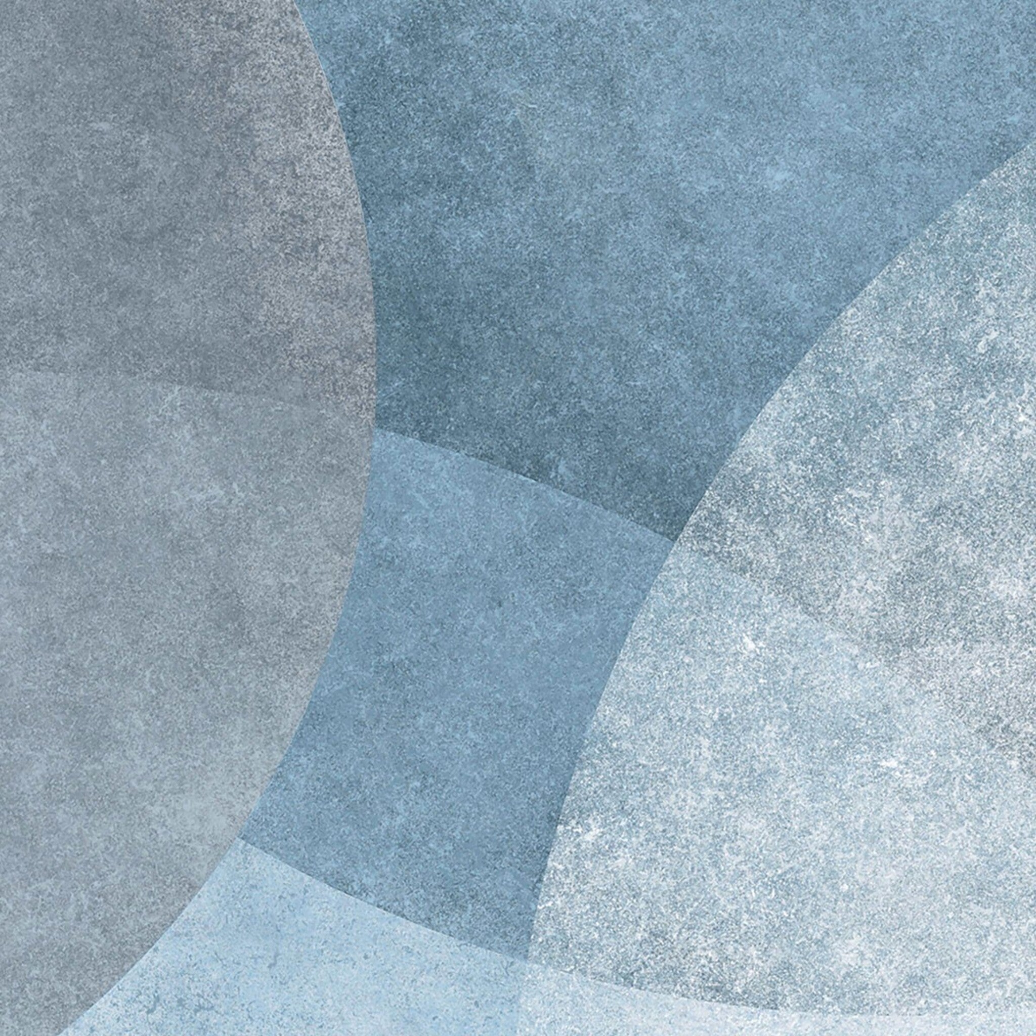 Primo piano della stampa astratta Cogal 2669 Metal Blue, con forme curve sovrapposte e sfumature azzurre, blu e grigie.