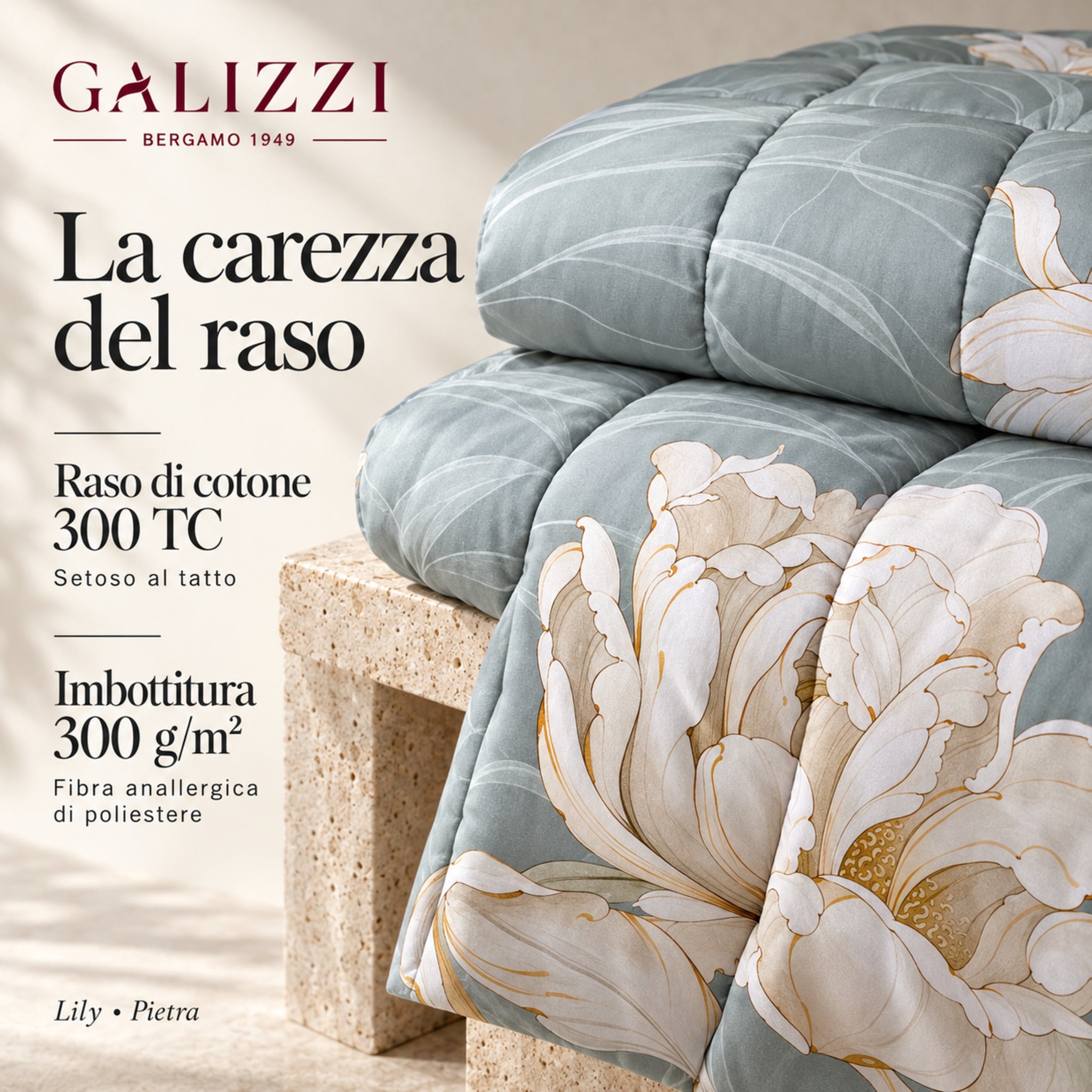 Dettaglio floreale della trapunta Lily Pietra con infografica sul raso di cotone 300 TC e sull’imbottitura da 300 g/m².