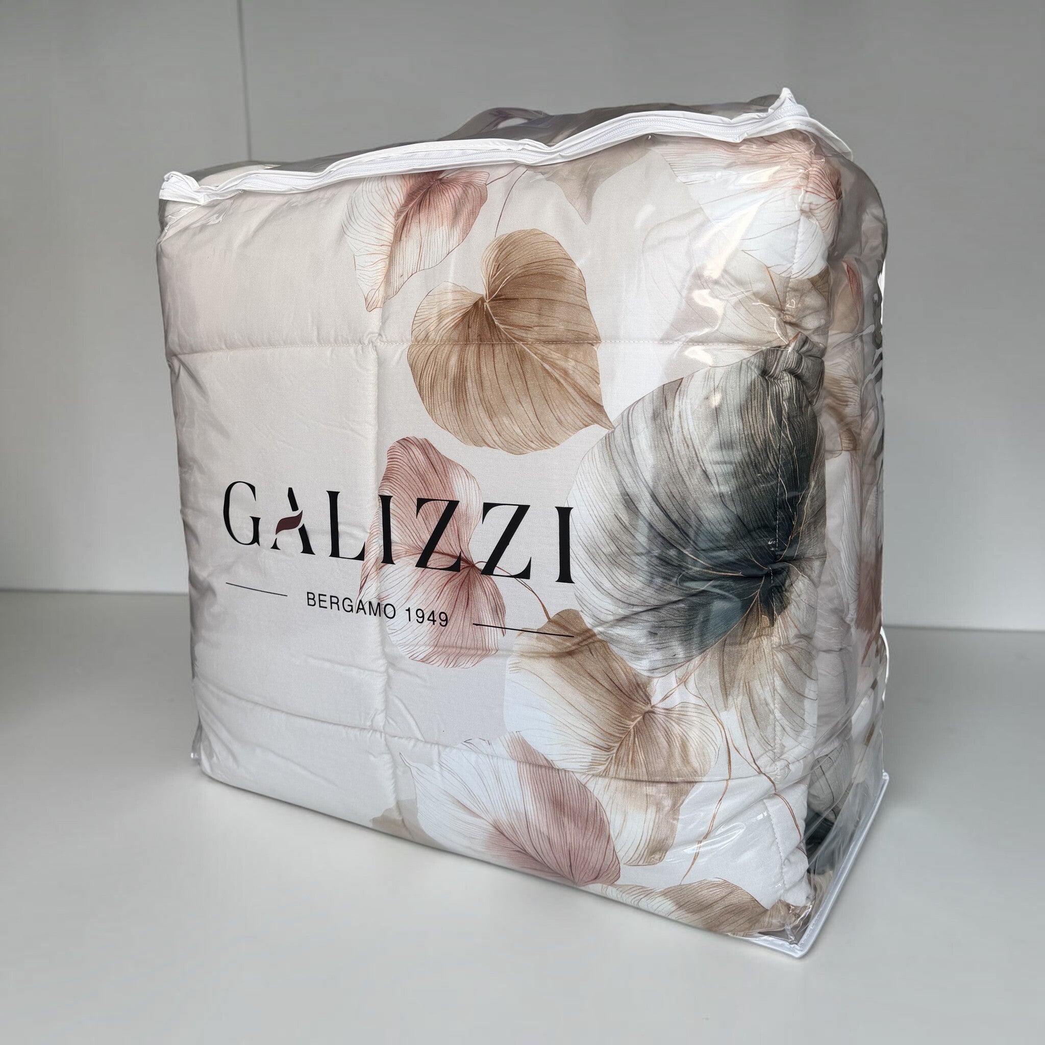 Trapunta Galizzi Nate Ecru confezionata nella borsa trasparente con cerniera e logo Galizzi Bergamo 1949.