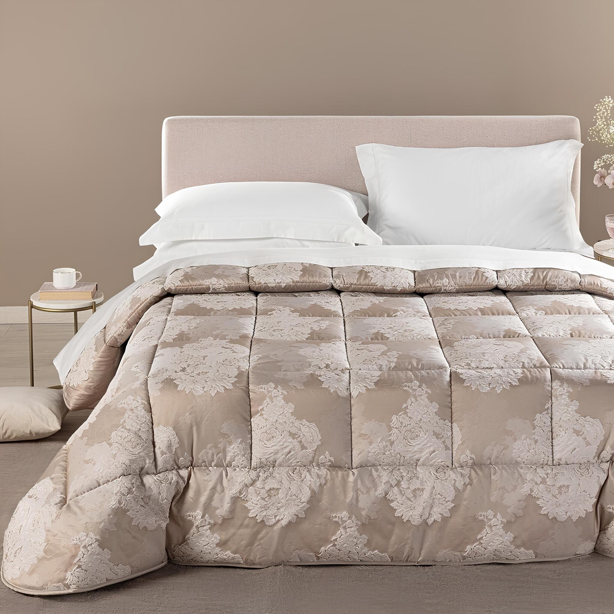 Trapunta invernale matrimoniale Caleffi Gloria color Biscotto in raso jacquard su letto elegante