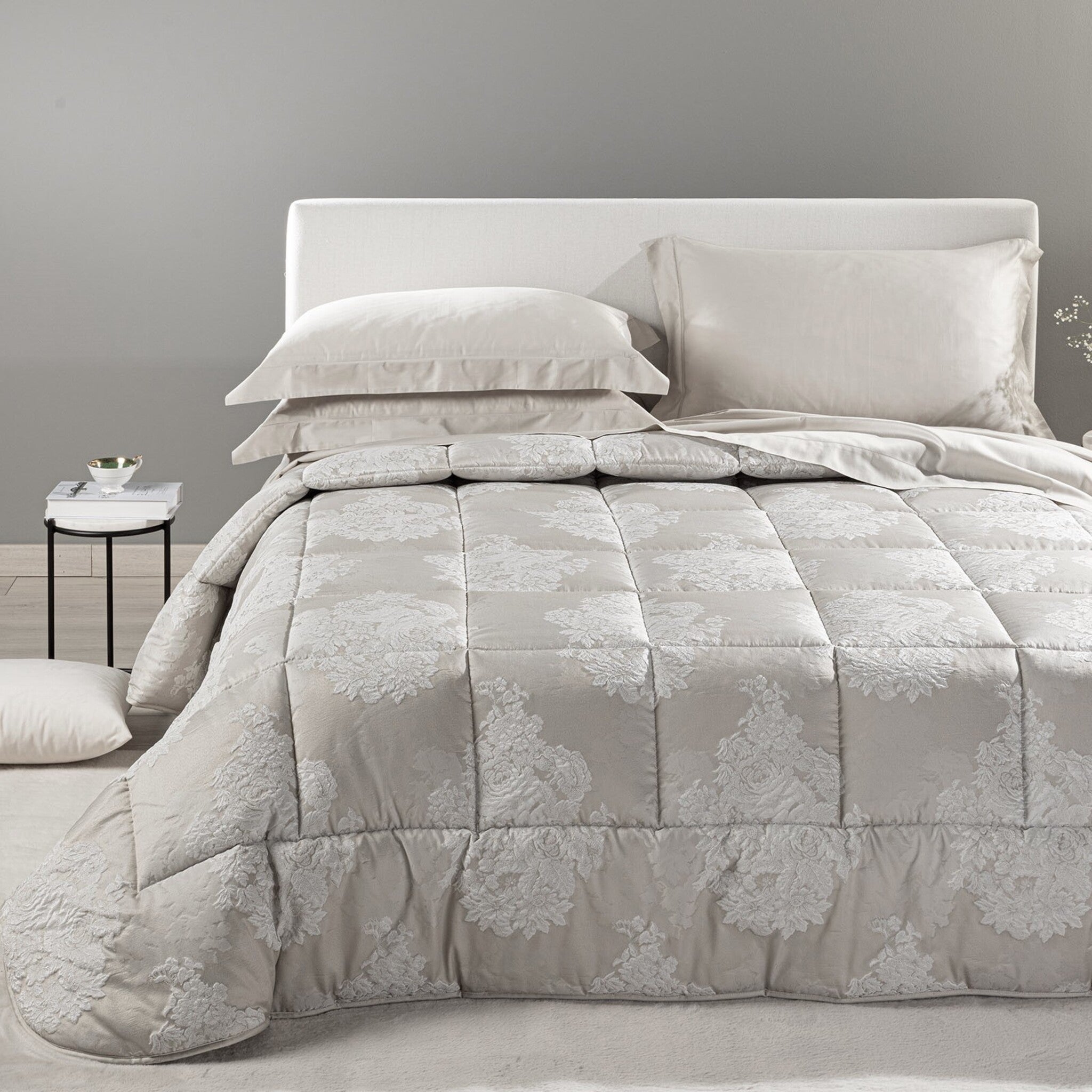 Trapunta invernale matrimoniale Caleffi Gloria color ghiaccio in raso jacquard su letto elegante