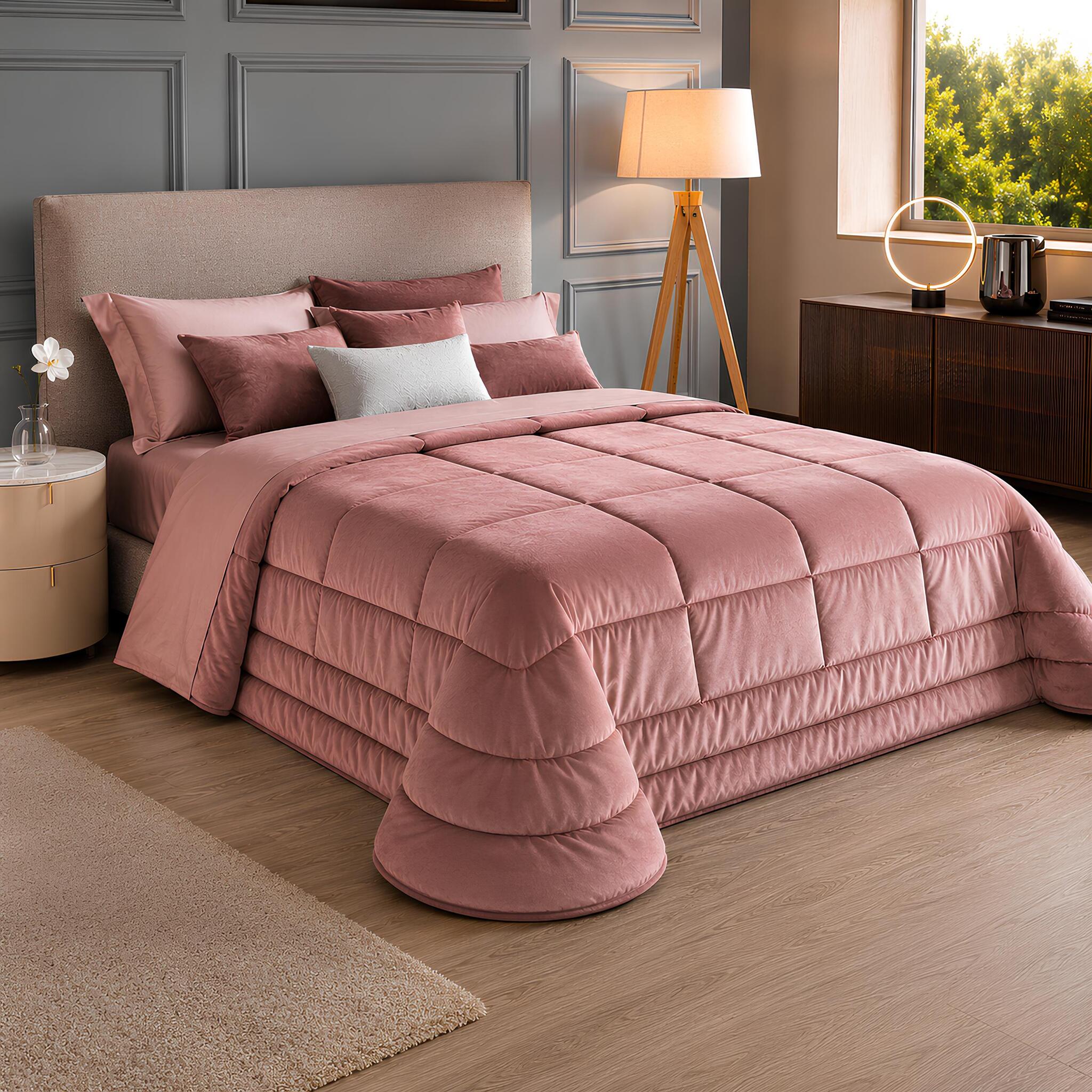Trapunta invernale singola Buccia di Mela Quadro in velluto colore rosa antico da 170x270 cm su letto moderno