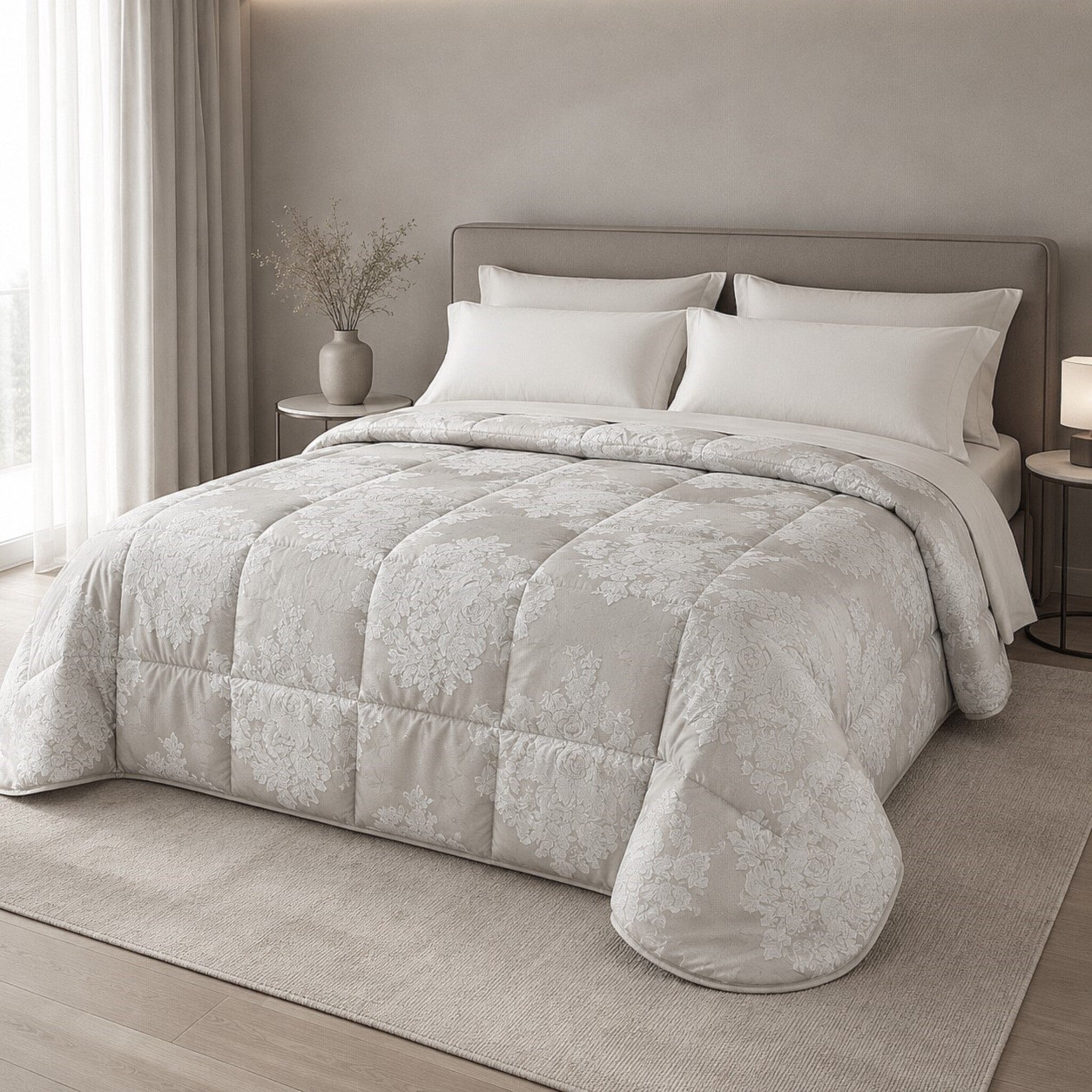 Trapunta matrimoniale Caleffi Gloria in raso jacquard colore ghiaccio 265x265 cm ambientata su letto matrimoniale