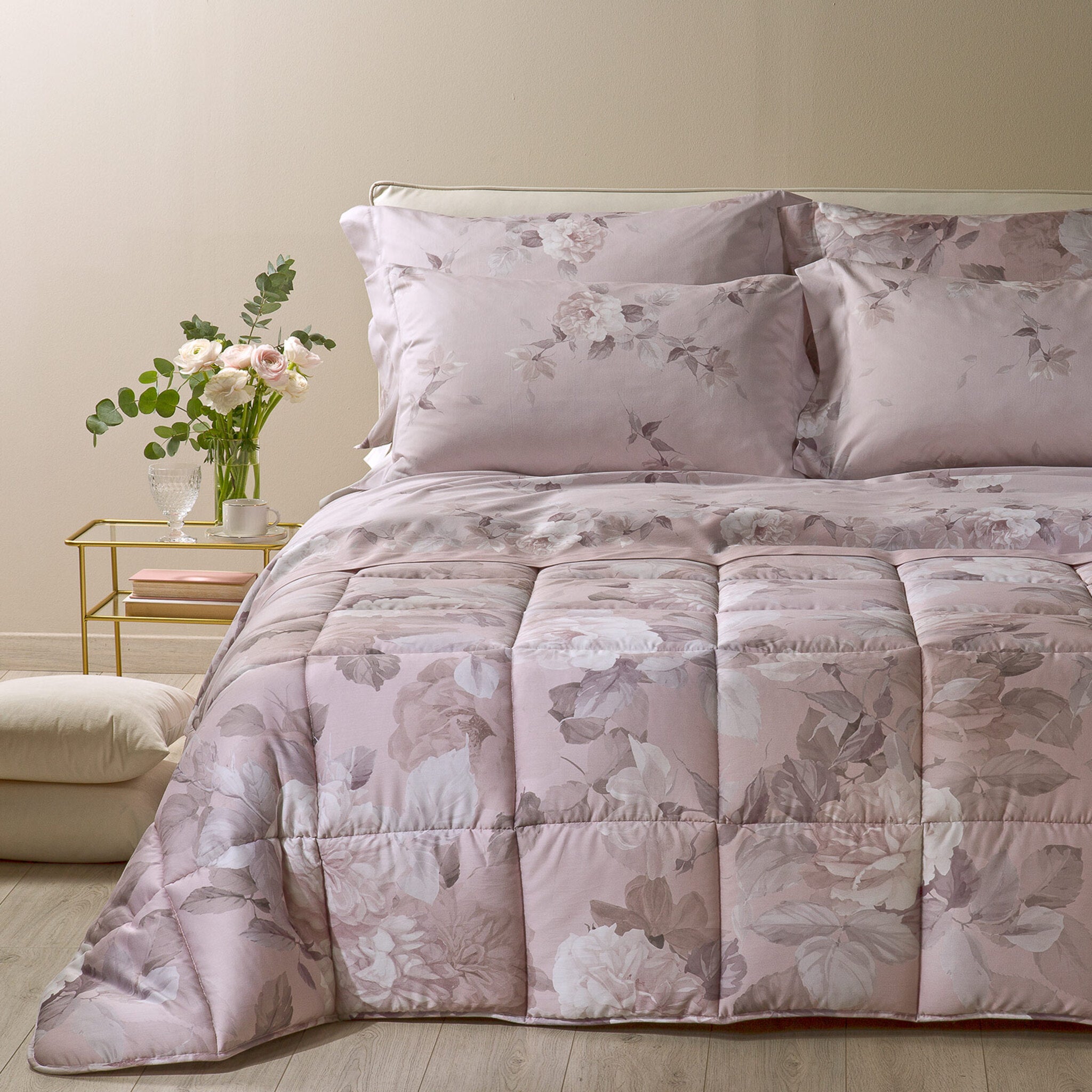 Trapunta matrimoniale invernale Caleffi Rosa Alba colore cipria con fantasia floreale elegante