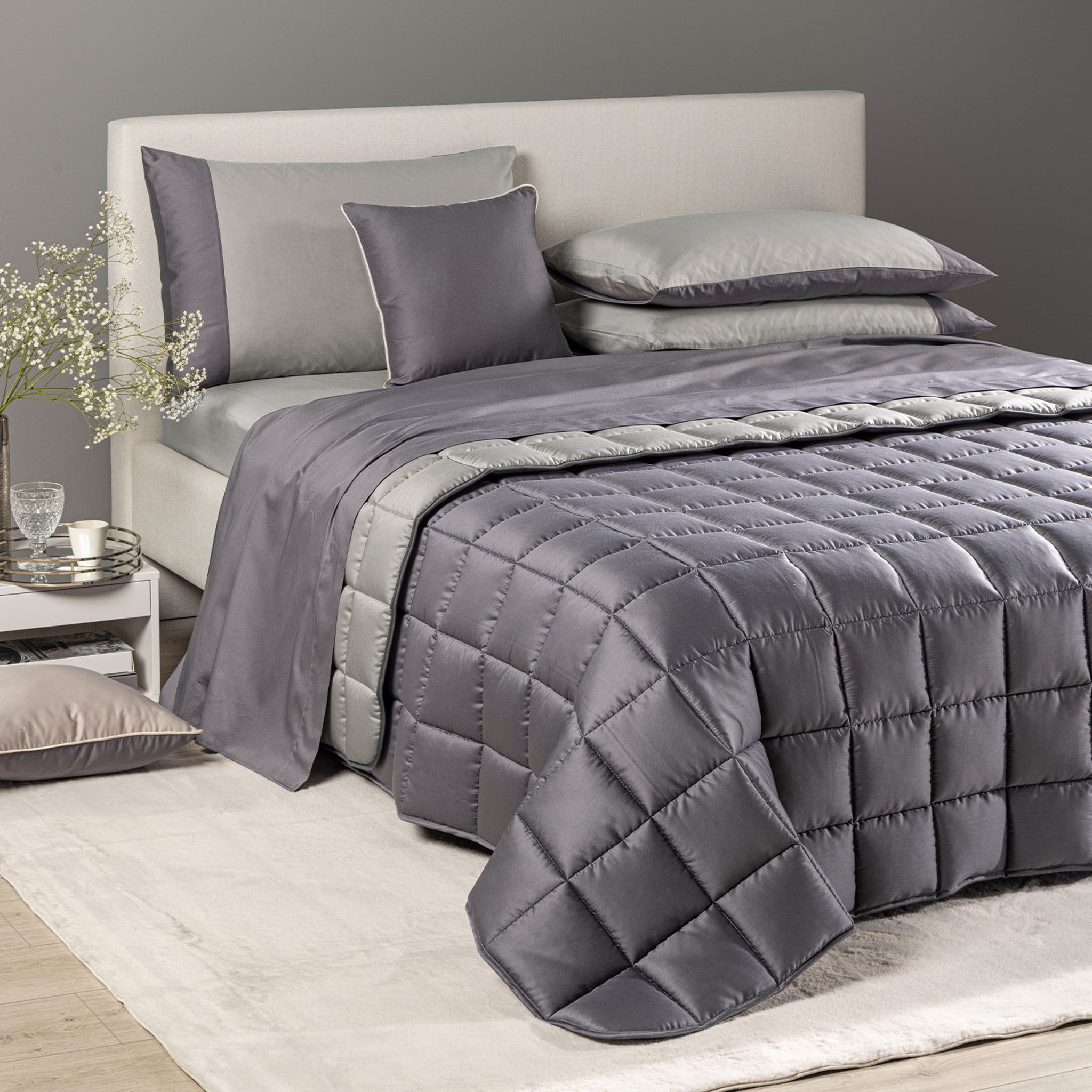 Trapunta matrimoniale Caleffi Suite Double grigio ambientata su letto