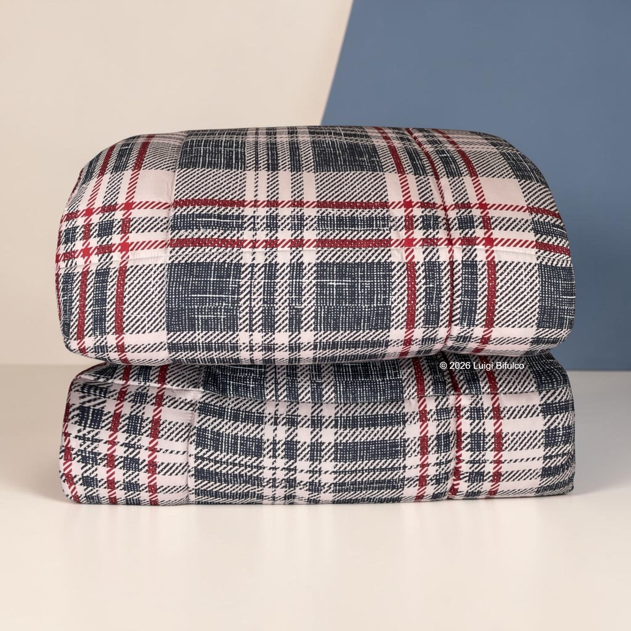 Trapunta matrimoniale Fancy Home Corvara 2 piegata con fantasia scozzese blu, rossa e panna