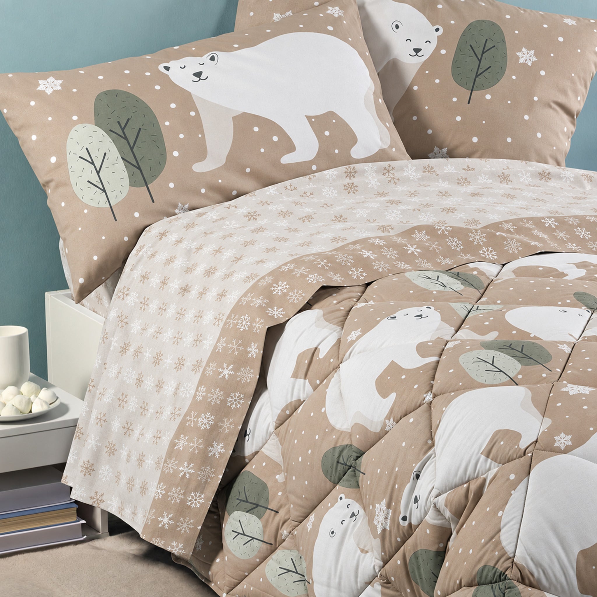 Dettaglio del letto singolo con trapunta Caleffi Polar Naturale e fantasia coordinata