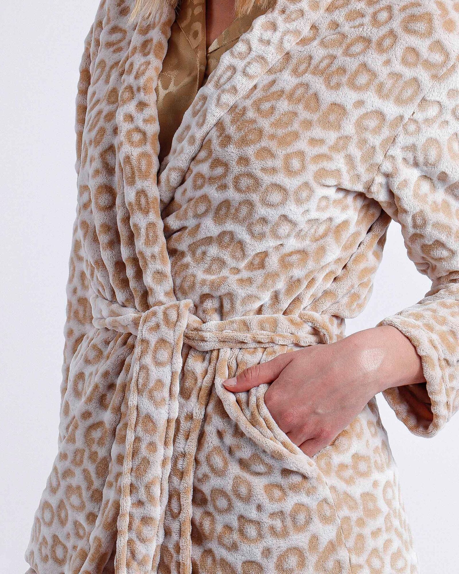 Dettaglio vestaglia Admas 67065 in coral fleece animalier con cintura coordinata e tasca laterale