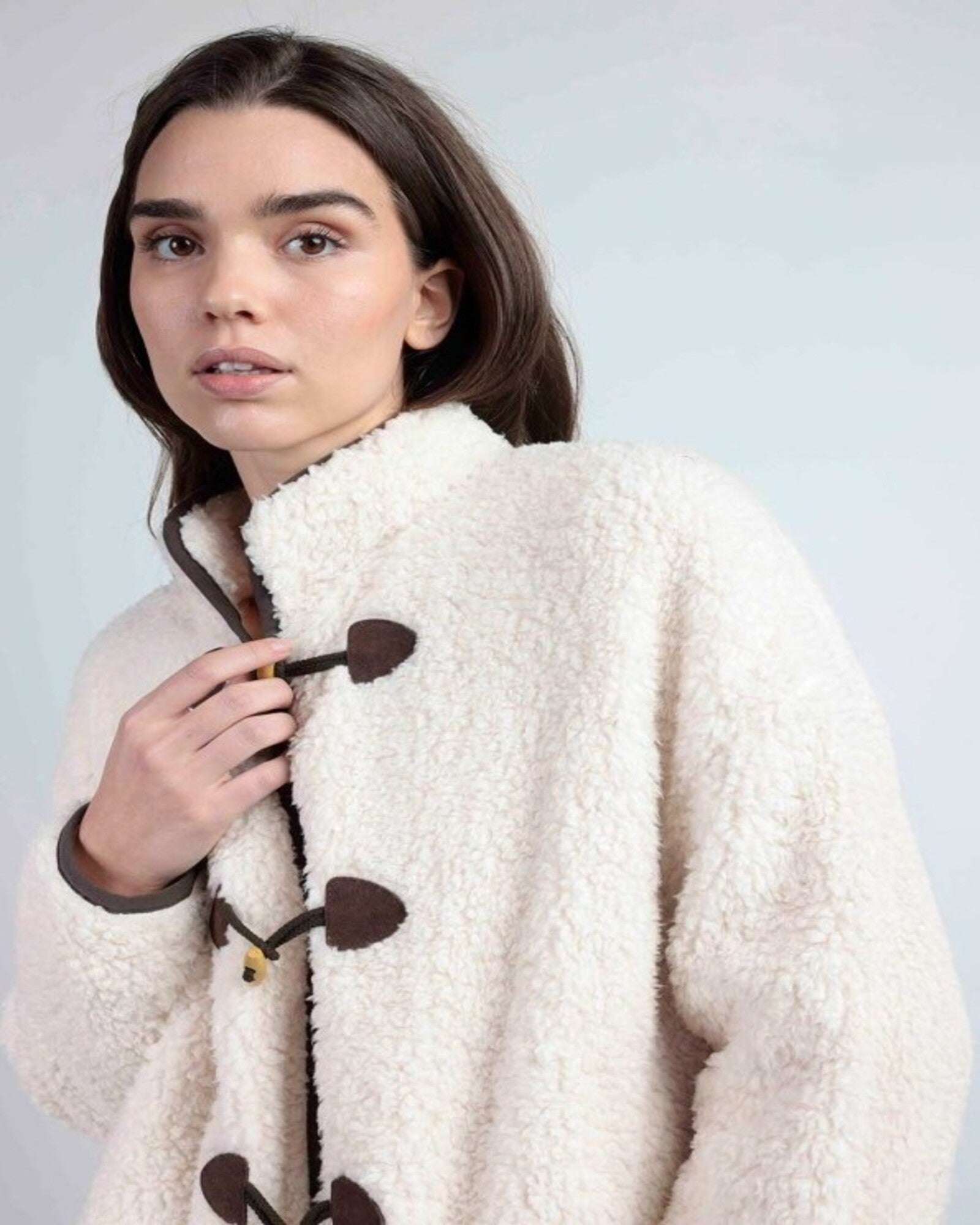 Dettaglio vestaglia Admas 67278 in pile shearling beige con chiusura ad alamari