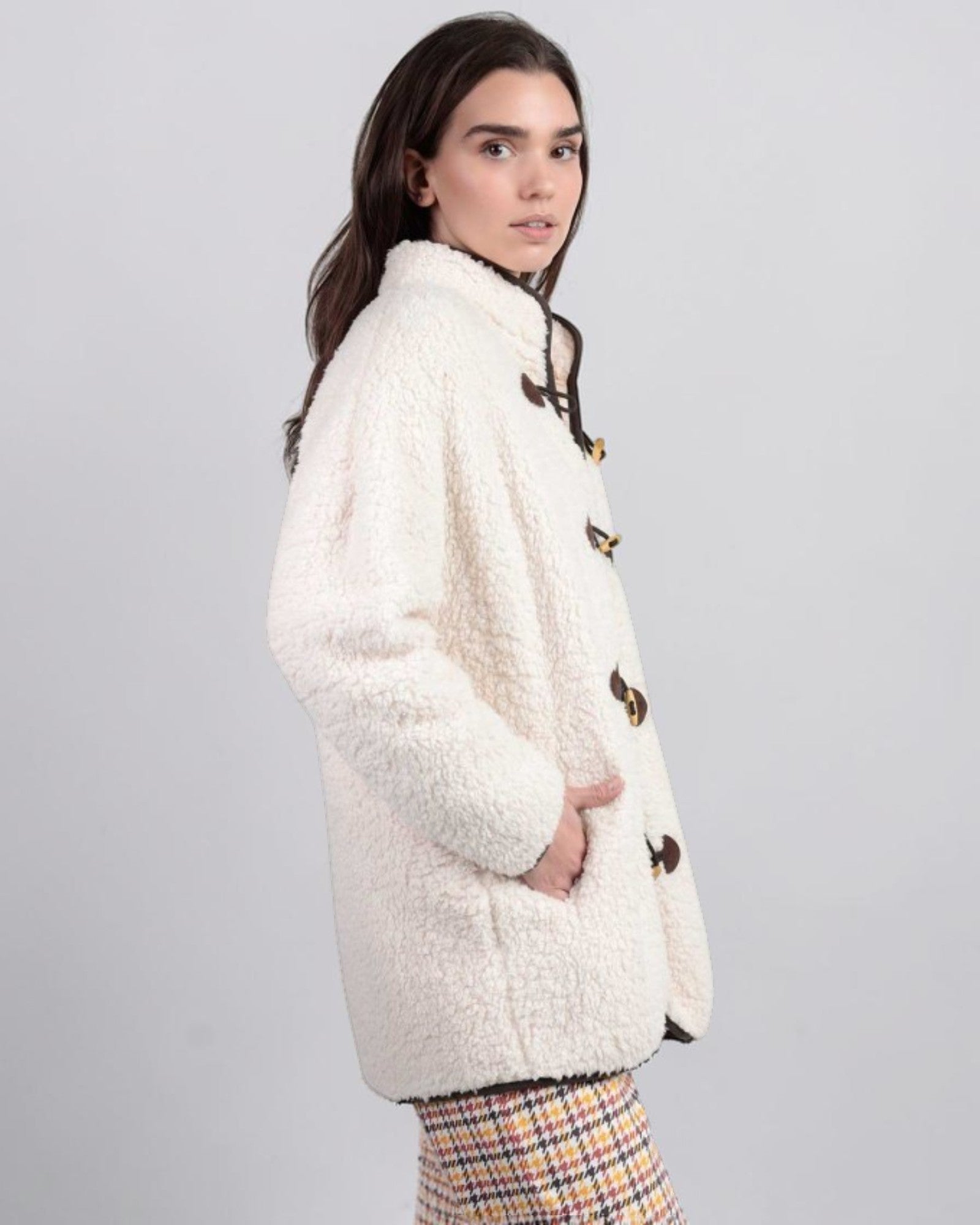 Vista laterale vestaglia donna Admas 67278 in pile shearling beige con tasca laterale