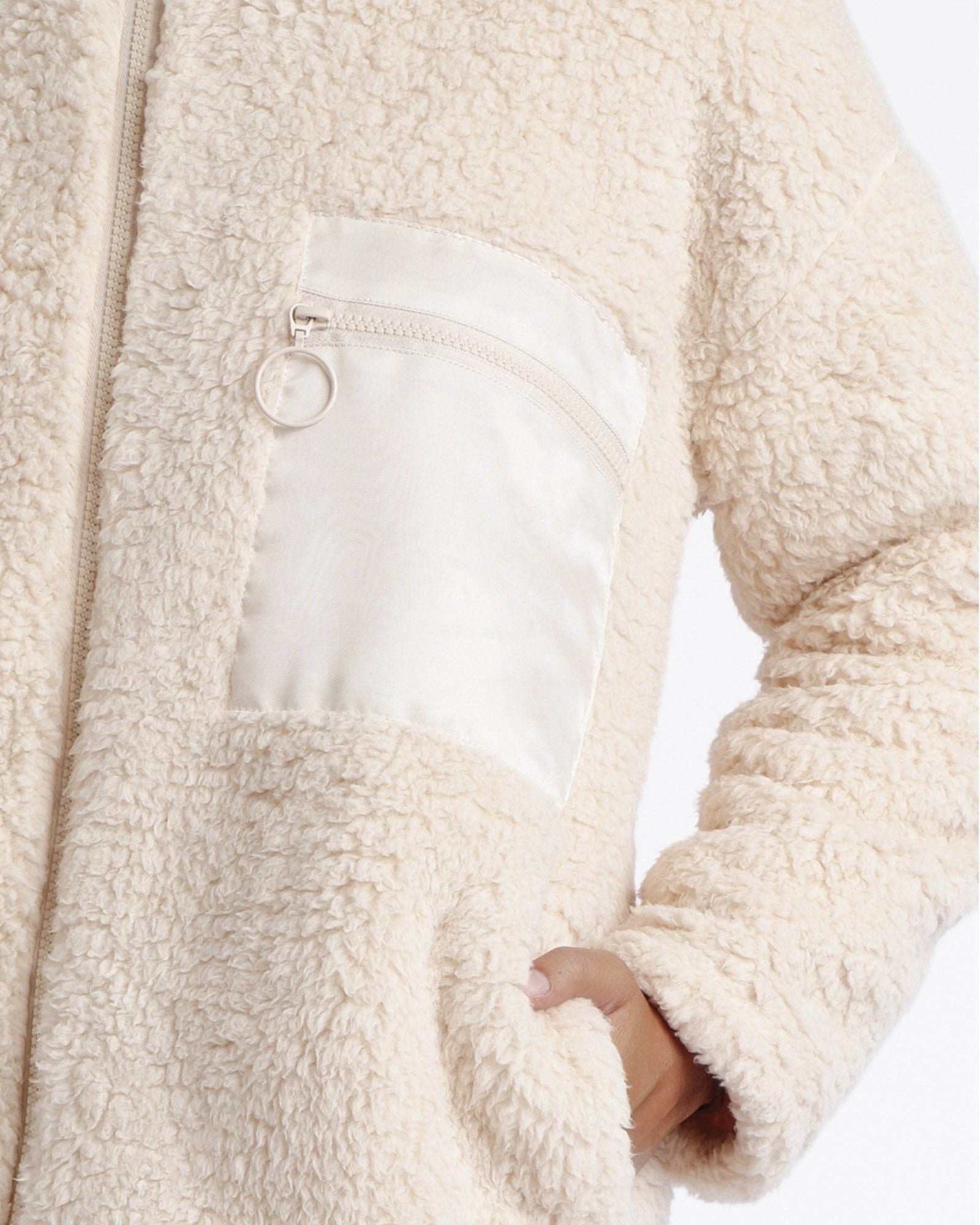 Dettaglio tasca con zip della vestaglia donna Admas sherpa beige Art. 57541