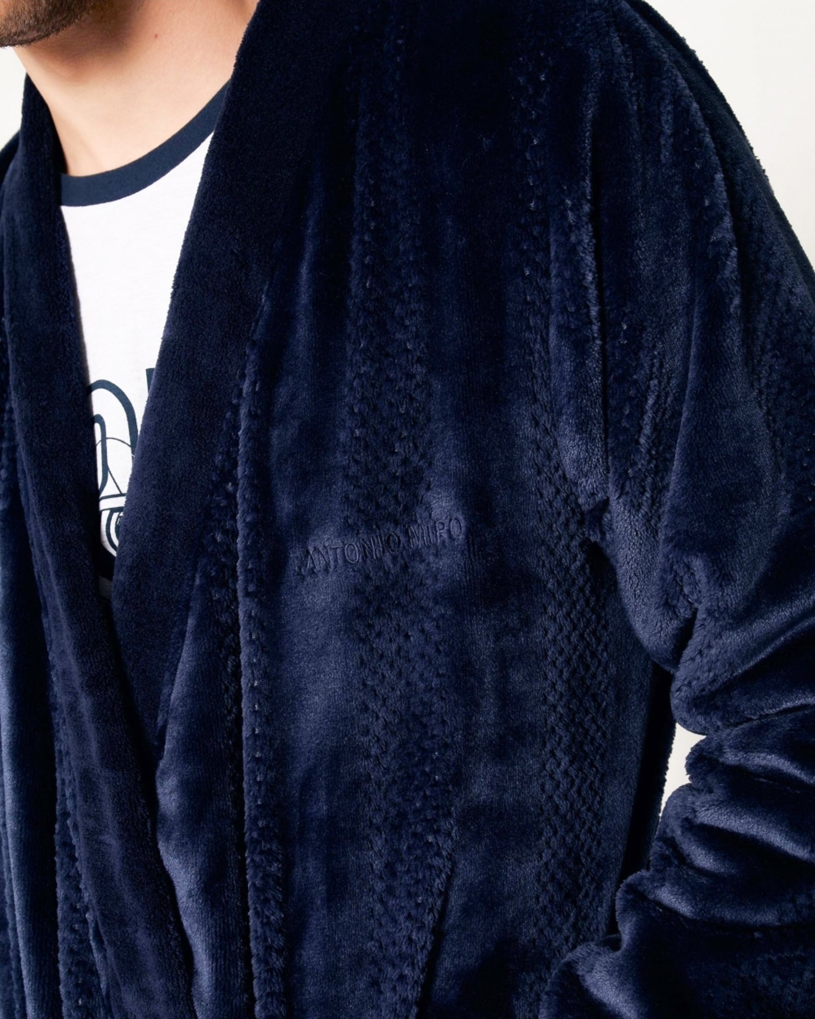 Dettaglio coral fleece e ricamo Antonio Miro della vestaglia uomo blu Art. 57436