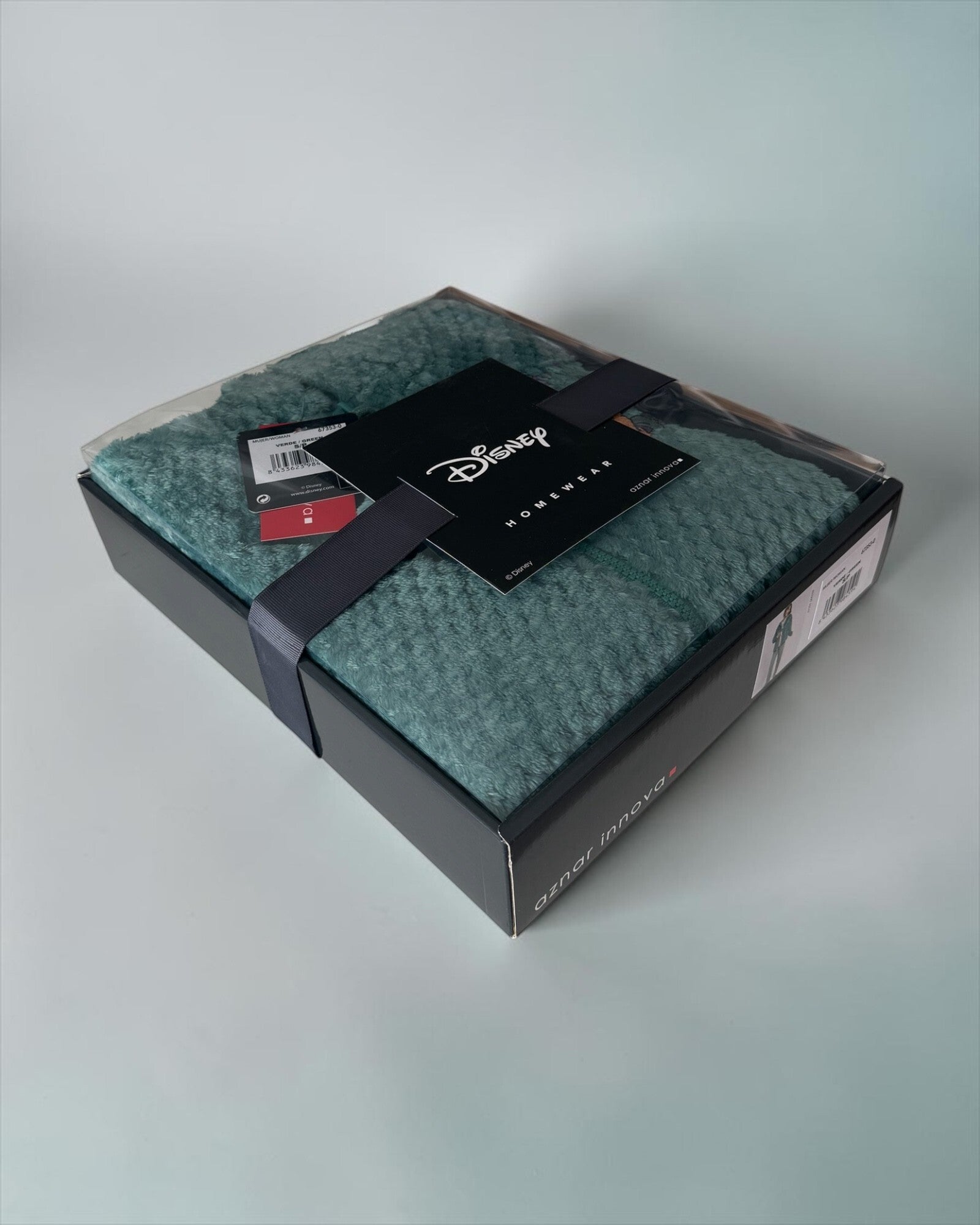 Vestaglia verde Disney Cucciolo 67353 ripiegata nella scatola con coperchio trasparente e cartoncino Disney Homewear