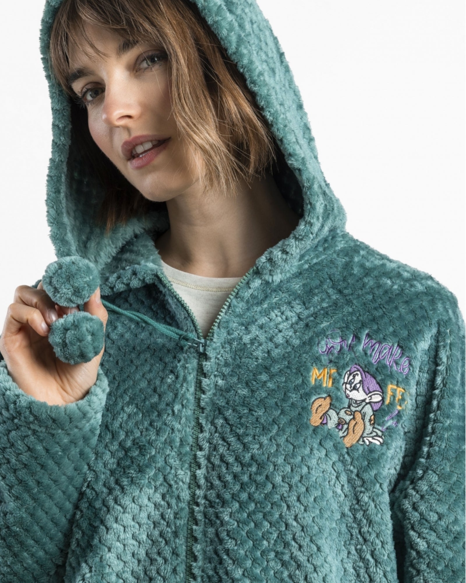 Dettaglio del ricamo di Cucciolo, del cappuccio con pompon e della zip della vestaglia Disney 67353 verde