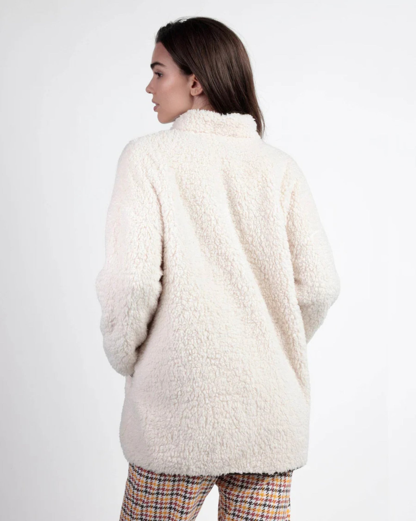 Vista posteriore vestaglia donna Admas Art. 67278 in pile shearling beige effetto peluche