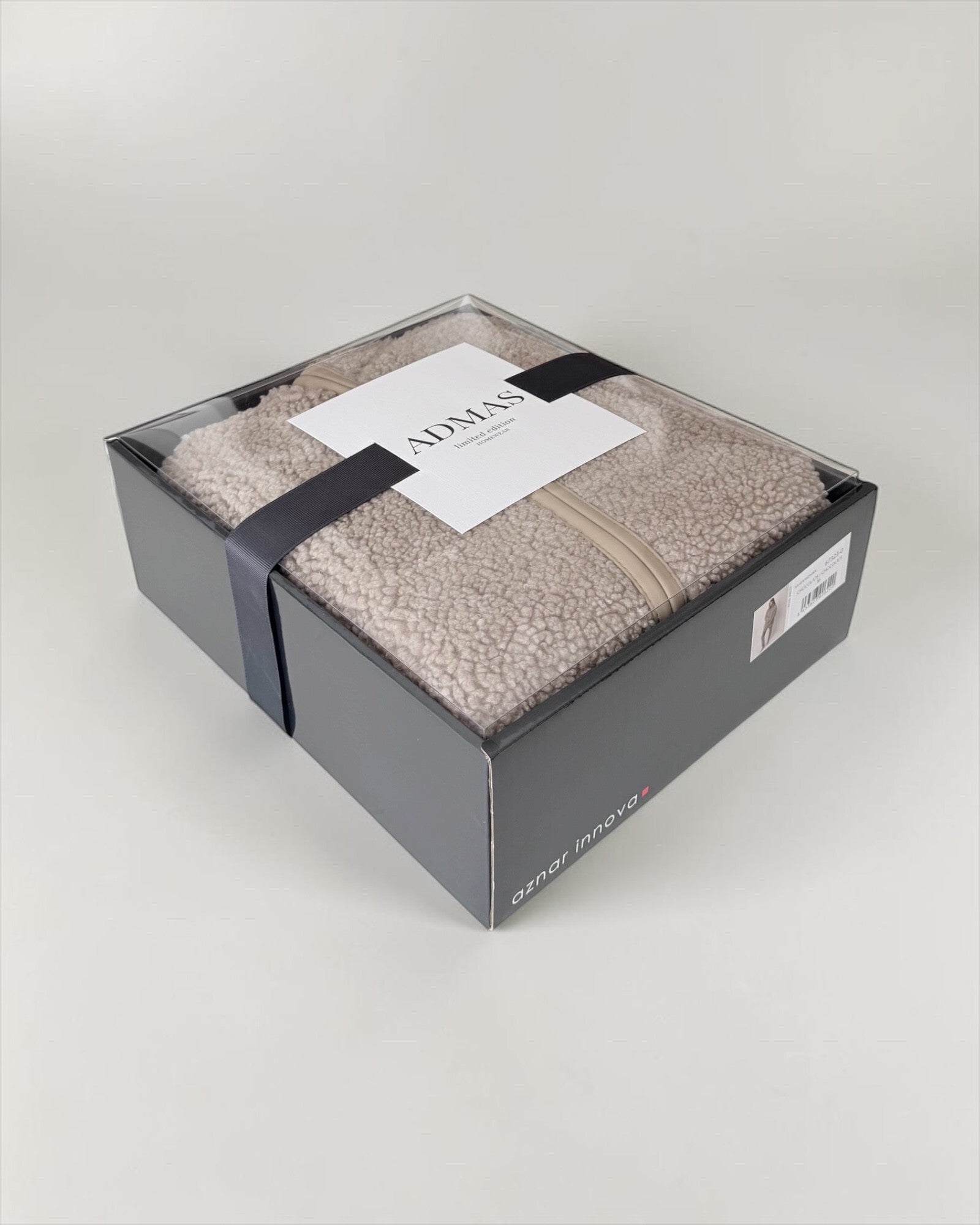 Vestaglia Admas effetto sherpa piegata nella scatola con coperchio trasparente e fascia con logo Admas