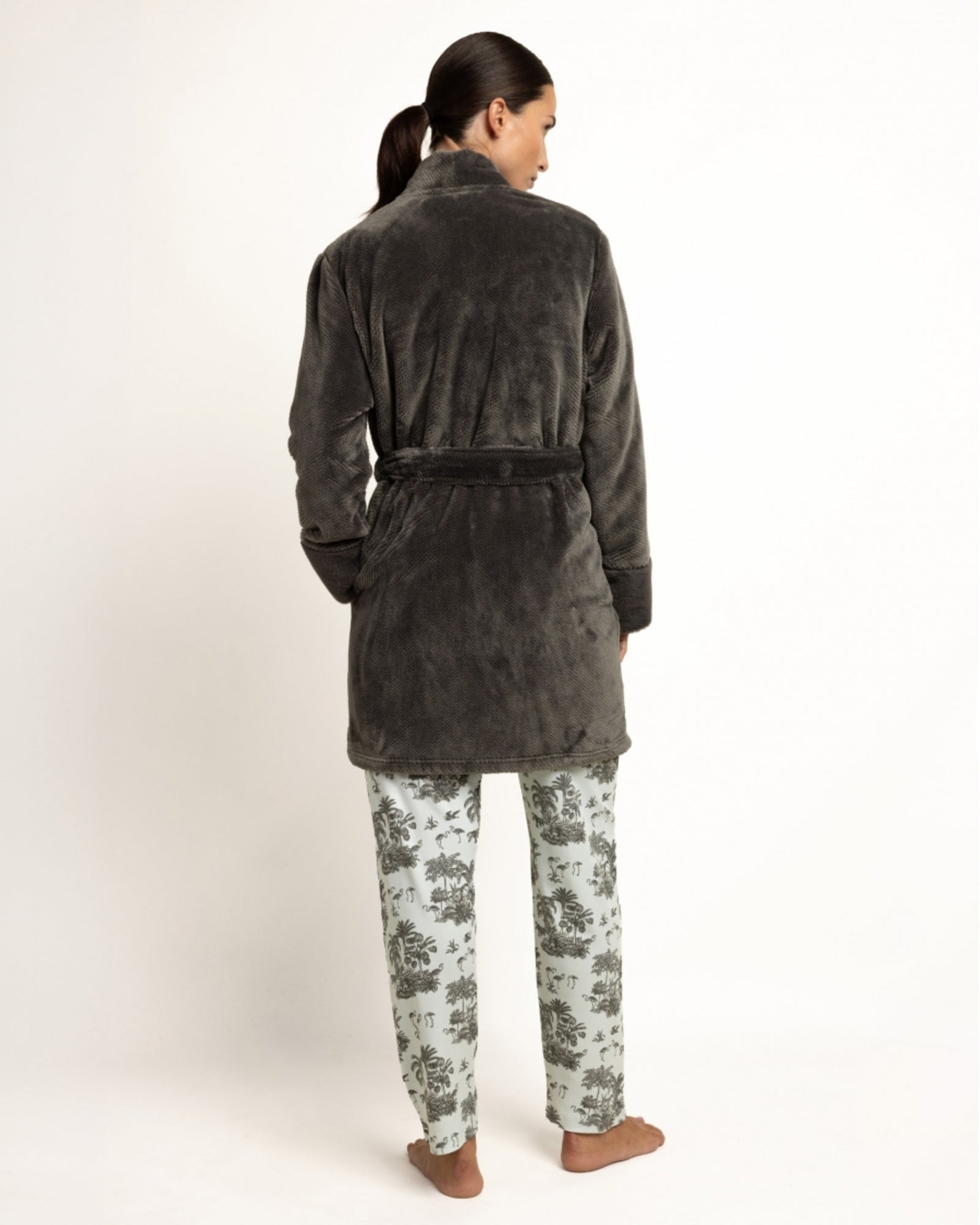 Vista posteriore della vestaglia donna Admas 67406 in coral fleece grigio, con cintura e maniche lunghe