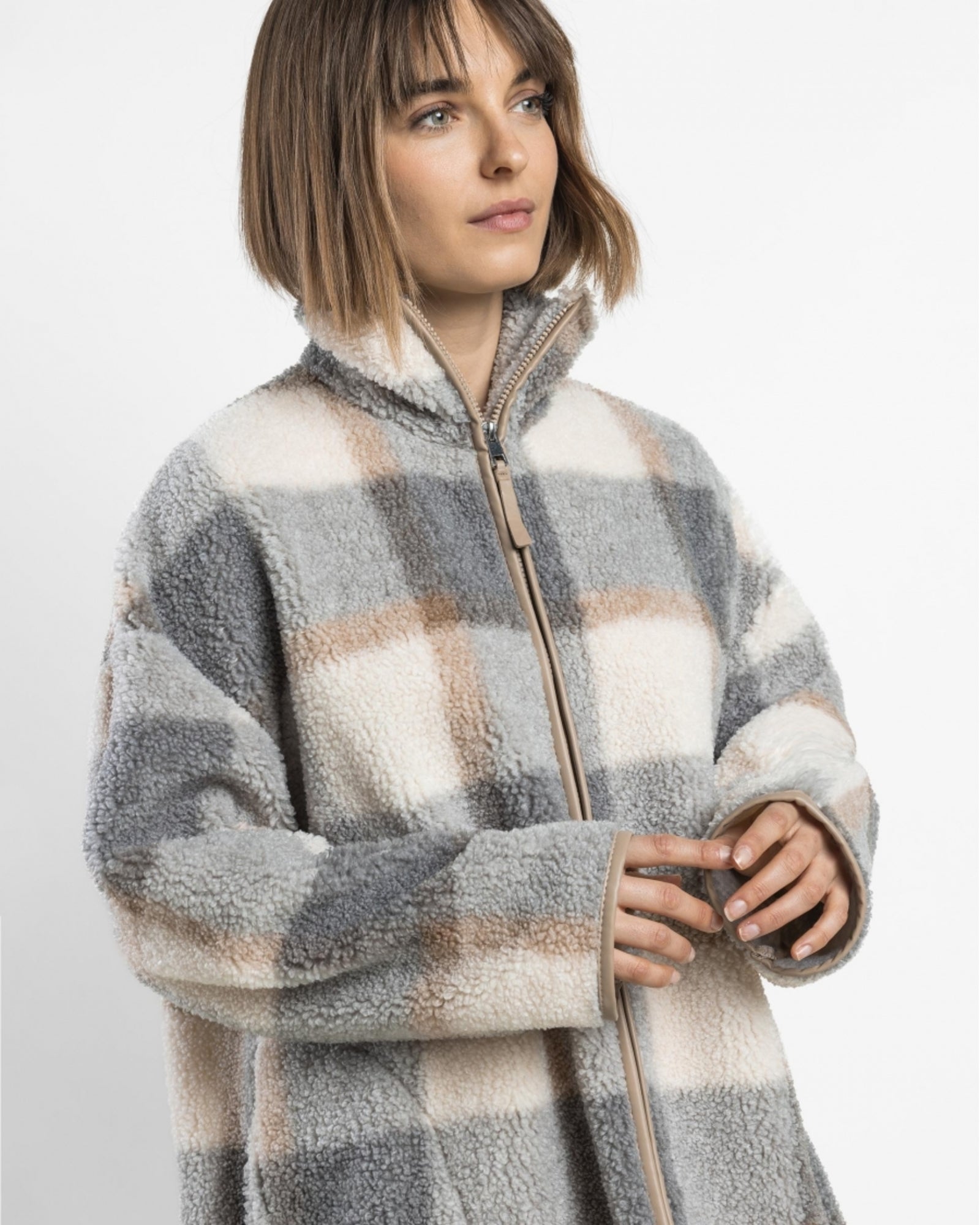 Dettaglio del tessuto effetto sherpa a quadri, del collo alto e della zip beige sulla vestaglia donna Admas
