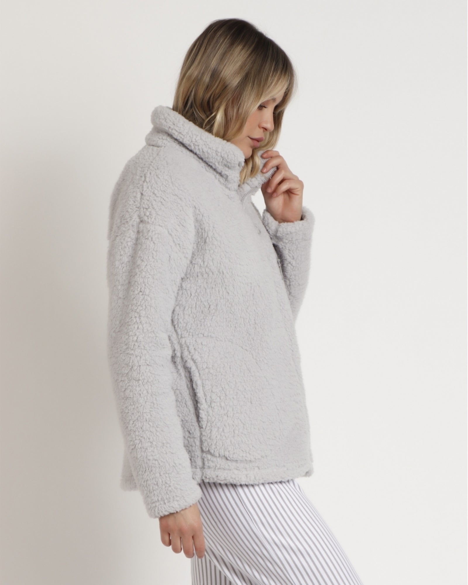 Dettaglio collo alto e zip della vestaglia donna Admas perla Art. 57541